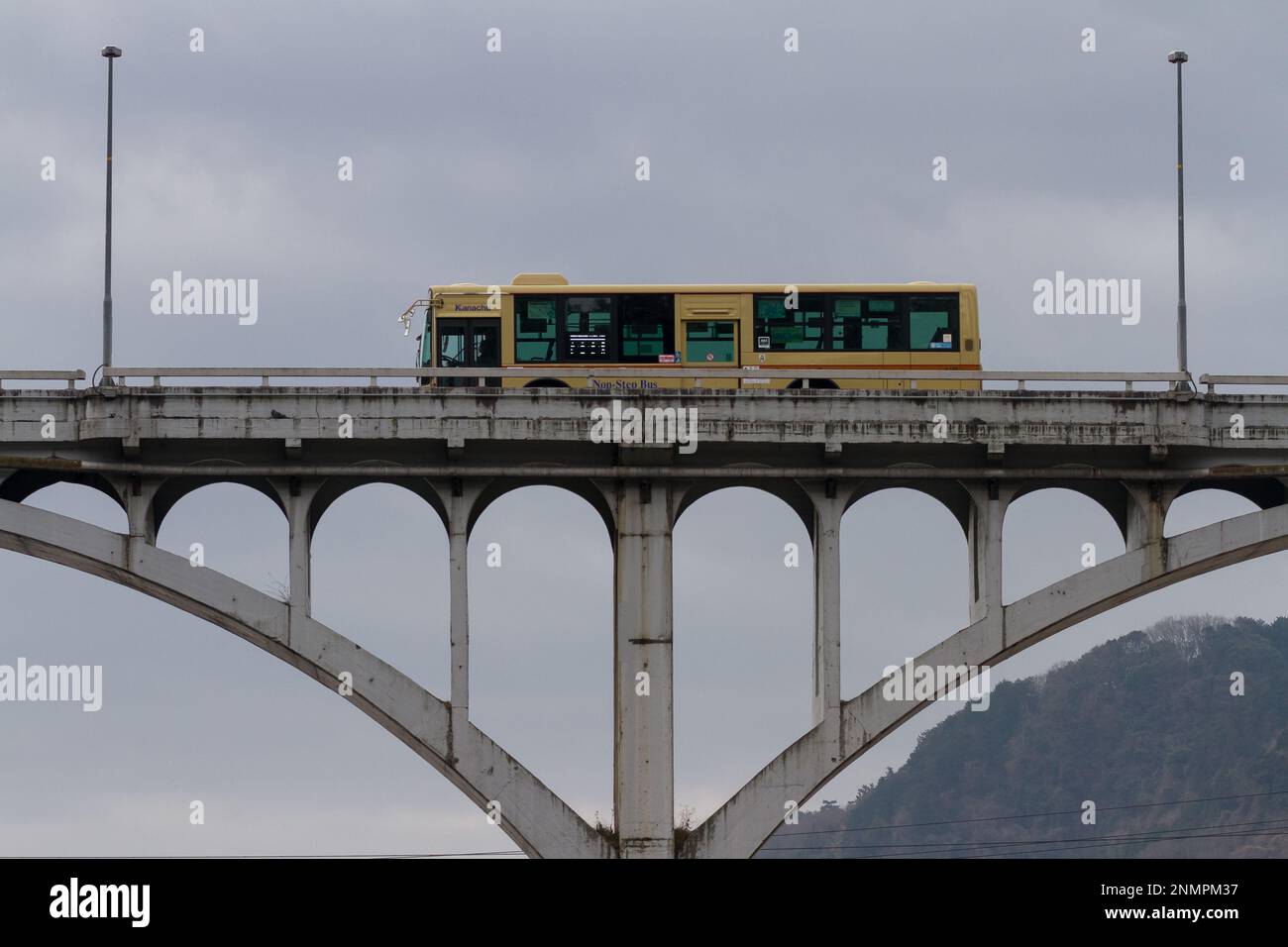 Un bus japonais sur le pont Ogura au-dessus de la rivière Sagami. Kanagawa, Japon. Banque D'Images