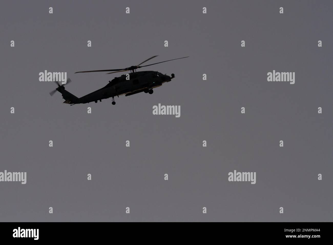 Un hélicoptère Sikorsky SH-60 Seahawk avec le US Navy Helicopter Maritime Strike Squadron (HSM-51, connu sous le nom de War Lord) qui vole près de NAF Atsugi, au Japon Banque D'Images