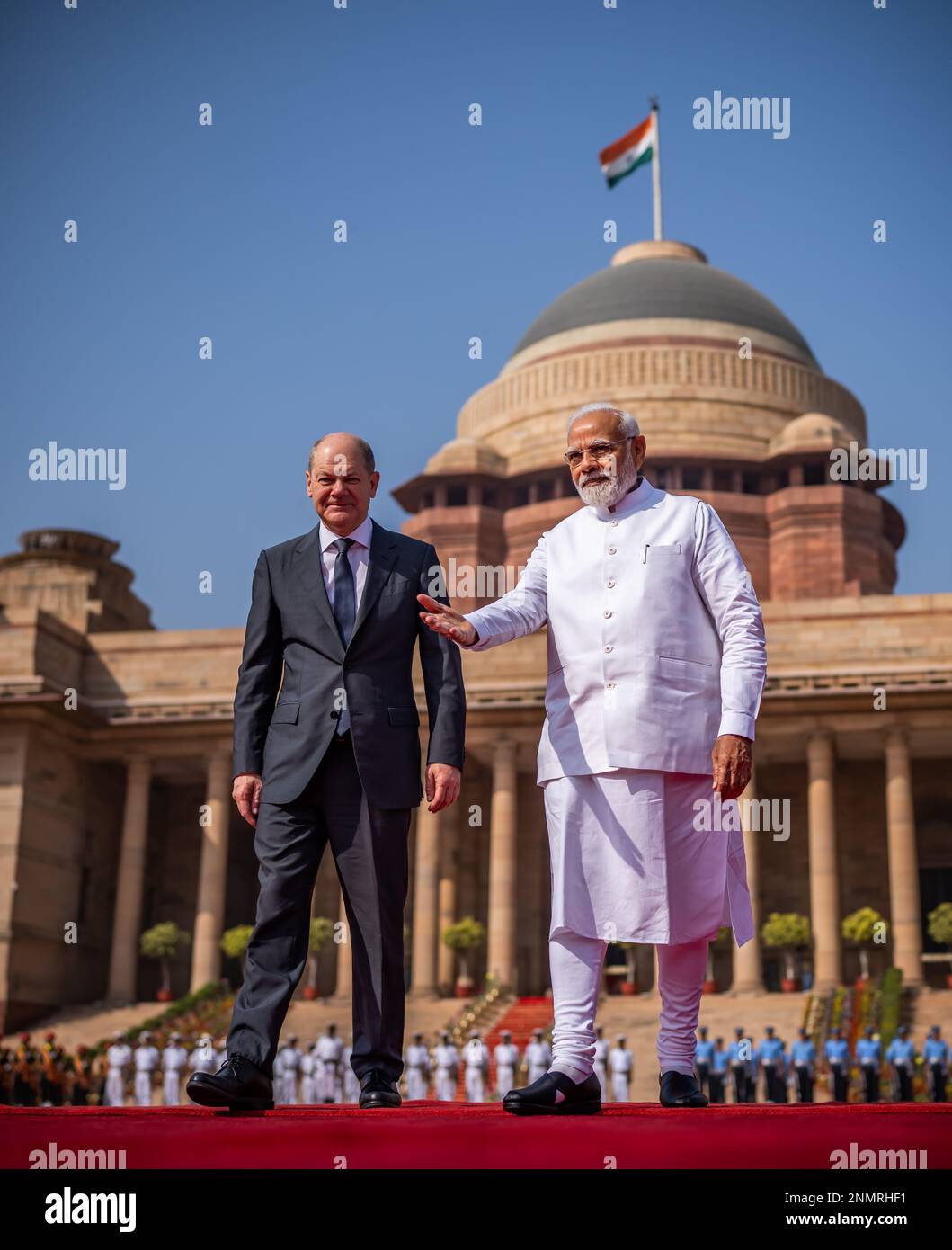 Delhi, Inde. 25th févr. 2023. Le chancelier allemand OLAF Scholz (SPD) est accueilli avec des honneurs militaires par le Premier ministre indien Narendra Modi. Scholz est en visite de deux jours en Inde et est également en visite à Bengaluru. Credit: Michael Kappeller/dpa/Alay Live News Banque D'Images