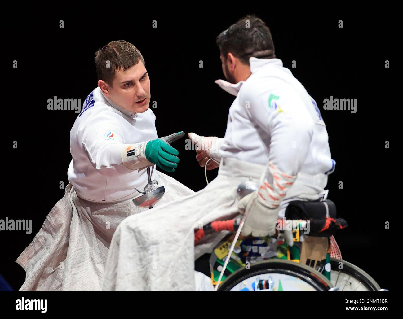 Russian Paralympic Committee, RPC's KUZYUKOV Alexander (L) reacts after winning the Men's Épée Individual - Category B Gold Medal Bout against Brazil's GUISSONE Jovane at the Summer Paralympic Games in Chiba City, Chiba Prefecture on Aug. 26, 2021. ( The Yomiuri Shimbun via AP Images ) Banque D'Images