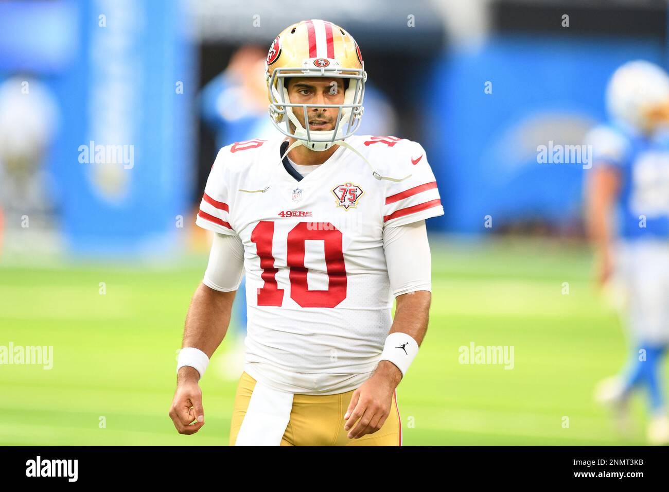INGLEWOOD, CA - AUGUST 22: San Francisco 49ers quarterback Jimmy Garoppolo (10) looks on during the NFL preseason game between the San Francisco 49ers and the Los Angeles Chargers on August 22, 2021, at SoFi Stadium in Inglewood, CA. (Photo by Brian Rothmuller/Icon Sportswire) (Icon Sportswire via AP Images) Banque D'Images