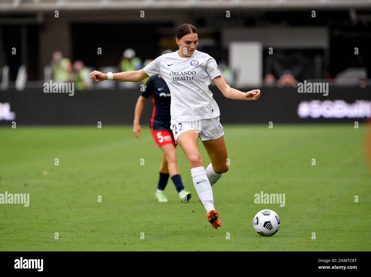 WASHINGTON, DC - AUGUST 22: Orlando Pride midfielder Taylor Kornieck (22) passes to a teammate during the NWSL game between Orlando Pride and Washington Spirit August 22, 2021 at Audi Field in Washington, DC. (Photo by Randy Litzinger/Icon Sportswire) (Icon Sportswire via AP Images) Banque D'Images