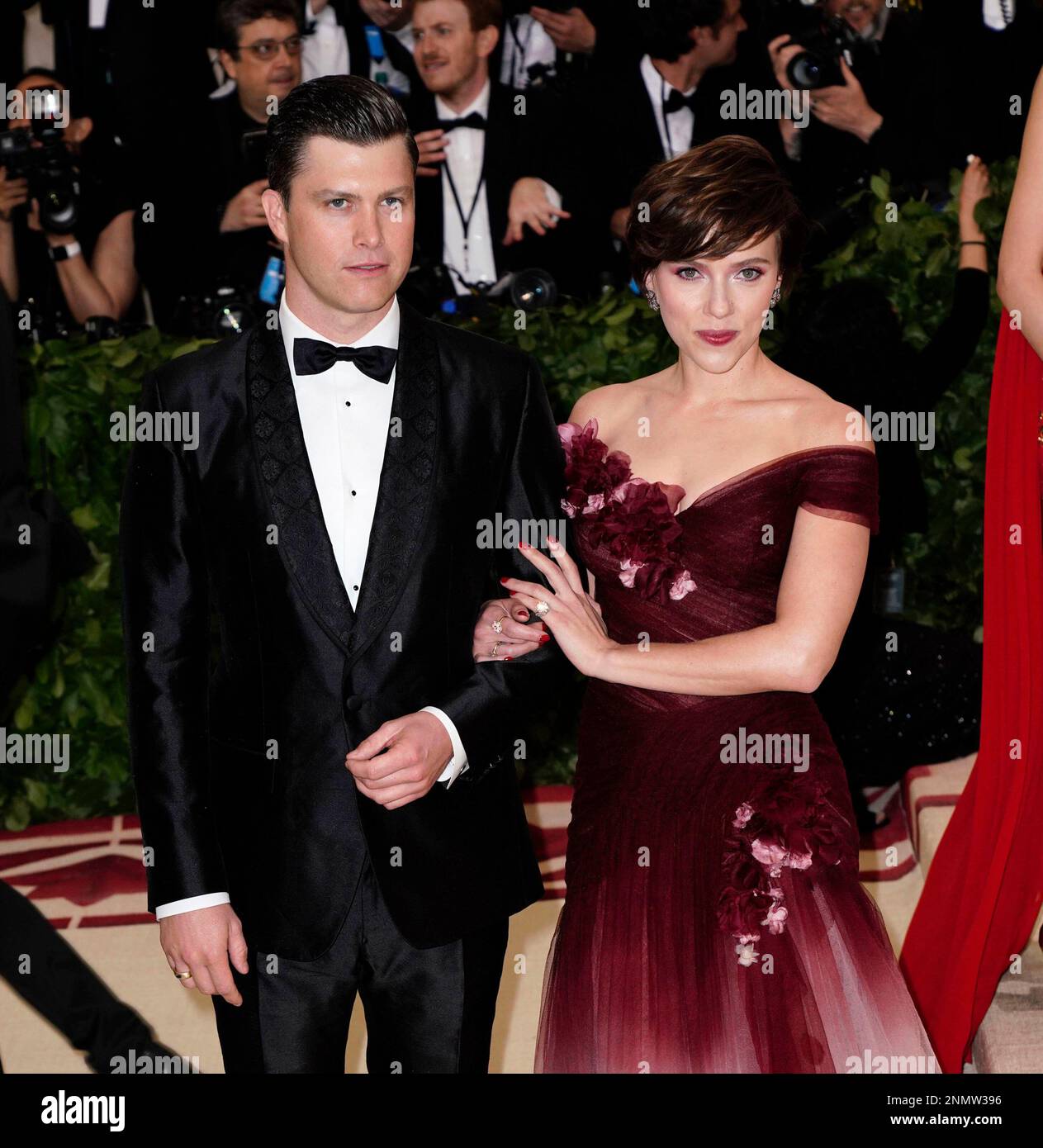 AUGUST 17th 2021: Actress Scarlett Johansson is pregnant. She is expecting her second child - her first with husband Colin Jost. - File Photo by: zz/XPX/STAR MAX/IPx 2018 5/7/18 Scarlett Johansson and Colin Jost at the 2018 Costume Institute Benefit Gala celebrating the opening of "Heavenly Bodies: Fashion and The Catholic Imagination" held on May 7, 2018 at The Metropolitan Museum of Art in New York City. (NYC) Banque D'Images