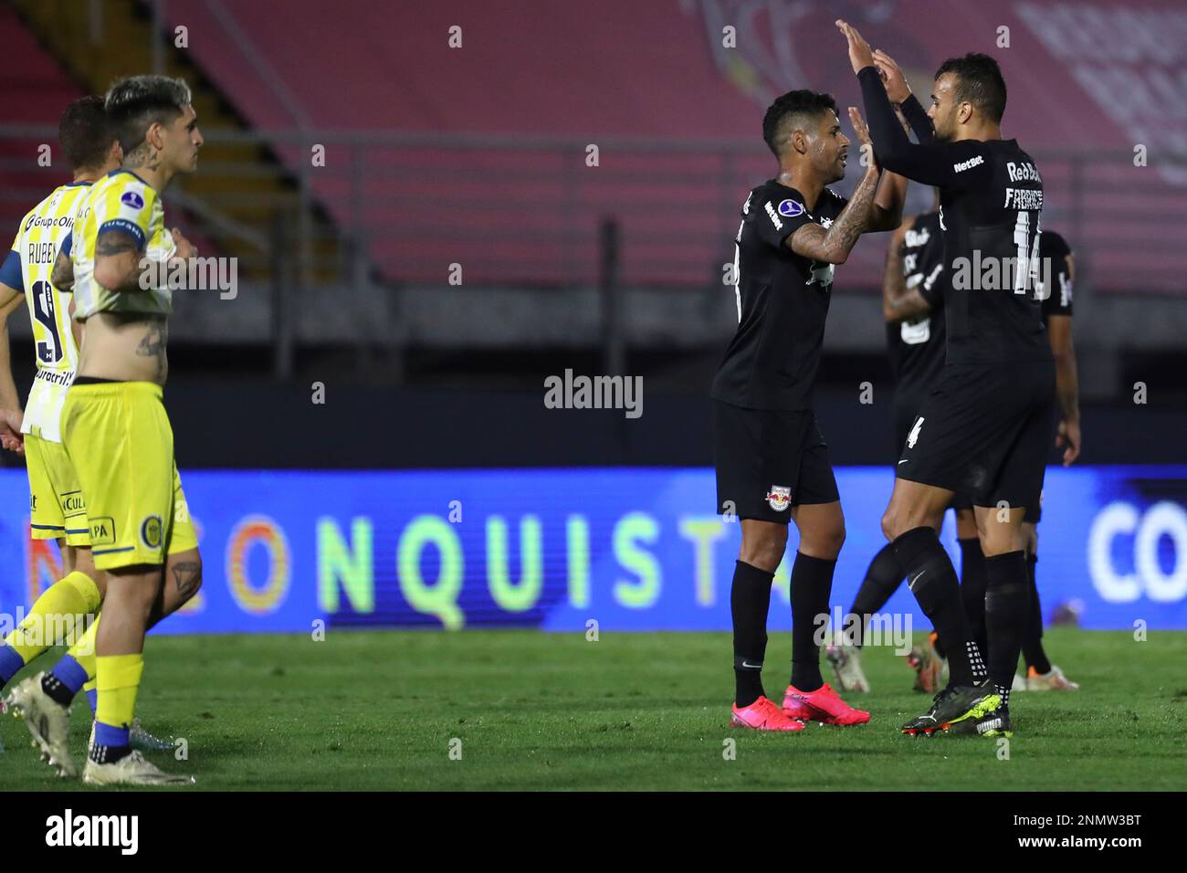 Brazil's Bragantino players, right, celebrate their victory over Argentina's Rosario Central, during a Copa Sudamericana quarterfinal second leg soccer match in Braganca, Brazil, Tuesday, Aug. 17, 2021. (Sebastiao Moreira/Pool via AP) Banque D'Images