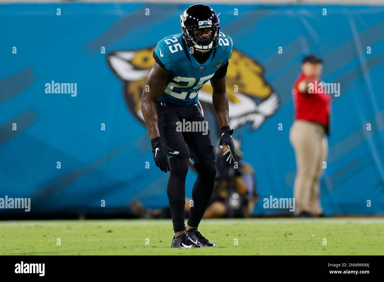 JACKSONVILLE, FL - AUGUST 14: Jacksonville Jaguars Safety Jarrod Wilson (25) during the preseason game between the Cleveland Browns and the Jacksonville Jaguars on August 14, 2021 at TIAA Bank Field in Jacksonville, Fl. (Photo by David Rosenblum/Icon Sportswire) (Icon Sportswire via AP Images) Banque D'Images