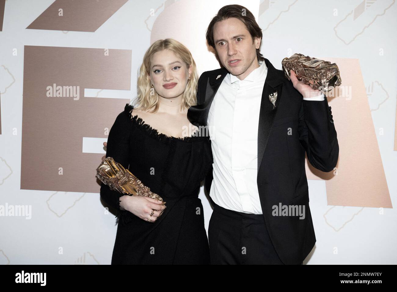 Nadia Tereszkiewicz pose avec le prix de la meilleure femme Newcomer Cesar pour le film les amandiers et Bastien Bouillon, avec le prix de la meilleure nouvelle Césare masculine pour le film la nuit du 12 lors des césar film Awards 48th à l'Olympia, sur 24 février 2023 à Paris, France. Photo de David Niviere/ABACAPRESS.COM crédit: Abaca Press/Alay Live News Banque D'Images