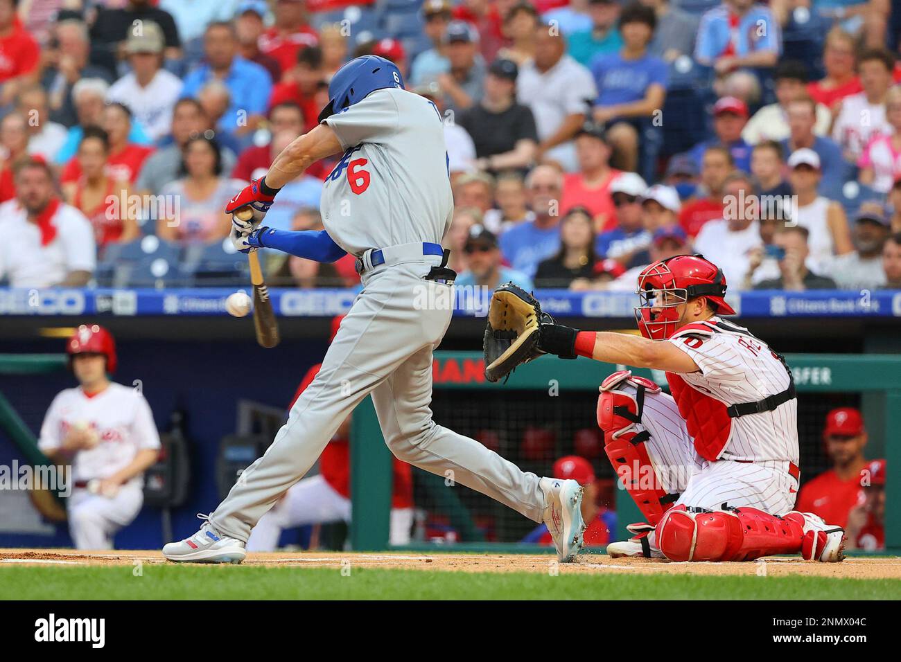 PHILADELPHIA, PA - AUGUST 10: Los Angeles Dodgers shortstop Trea Turner (6) at bat during the Major League Baseball game between the Philadelphia Phillies and the Los Angeles Dodgers on August 10, 2021 at Citizens Bank Park in Philadelphia PA. (Photo by Rich Graessle/Icon Sportswire) (Icon Sportswire via AP Images) Banque D'Images