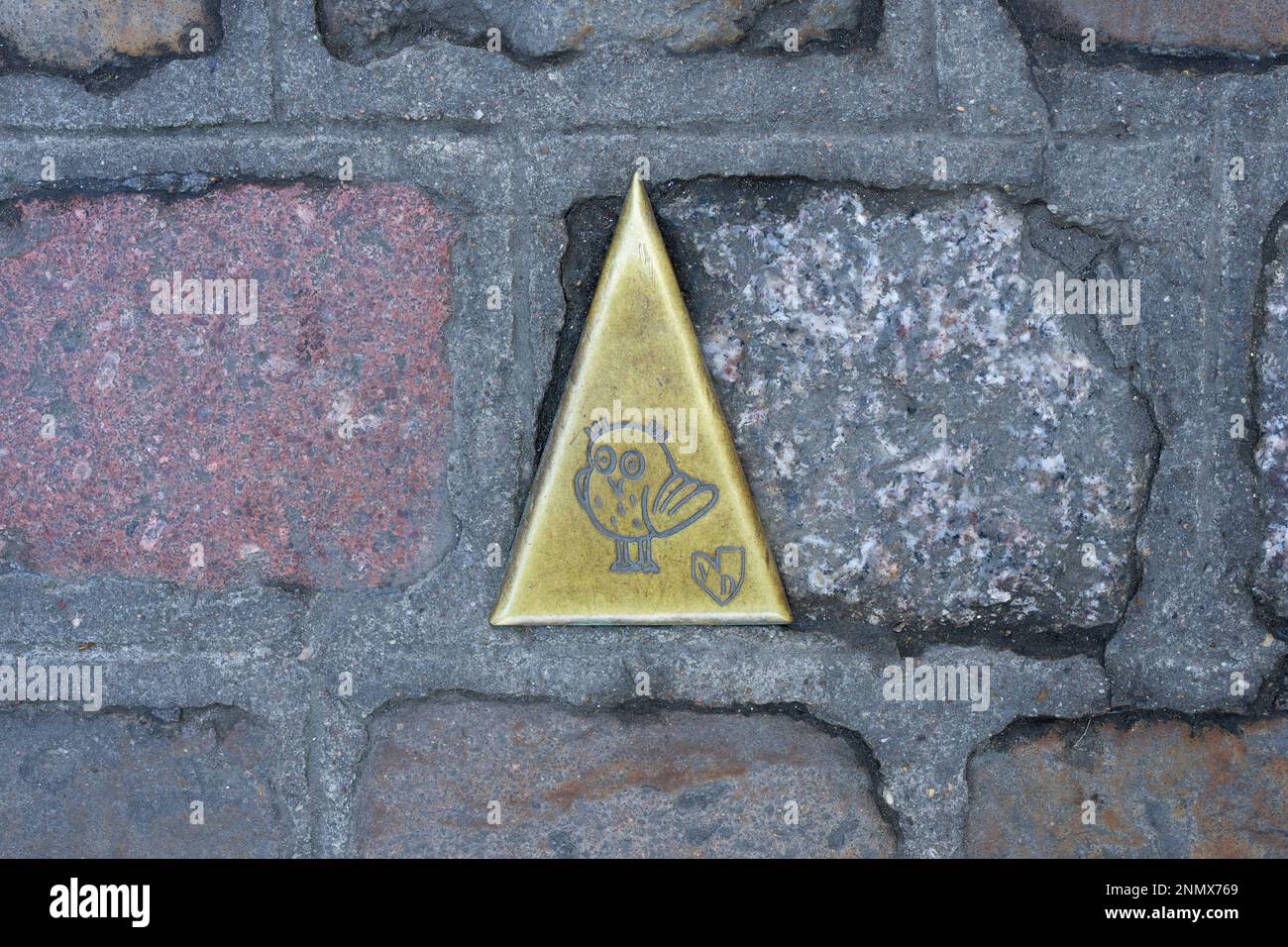 Dijon, France - Fébuary 12, 2023 : plaque célèbre sur le sol dans la rue pour indiquer aux touristes les monuments de la ville, Dijon, France. Banque D'Images