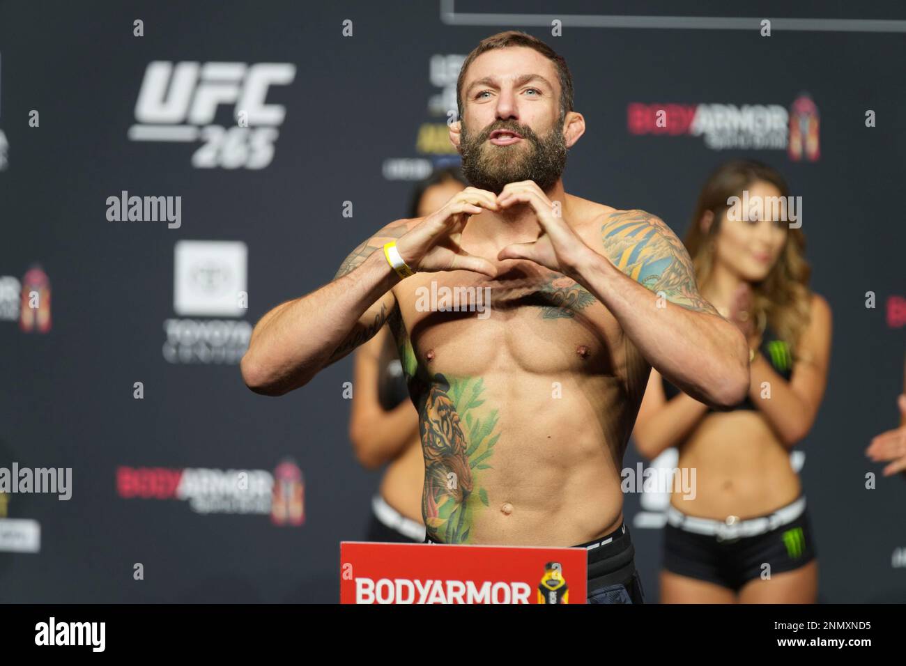 HOUSTON, TX - AUGUST 06: Michael Chiesa (left) and Vicente Luque (right) steps on the scale and then face-off during the ceremonial weigh-in for UFC 265 on August 06, 2021, at Hyatt Regency in Houston, TX. (Photo by Louis Grasse/PxImages/Icon Sportswire) (Icon Sportswire via AP Images) Banque D'Images