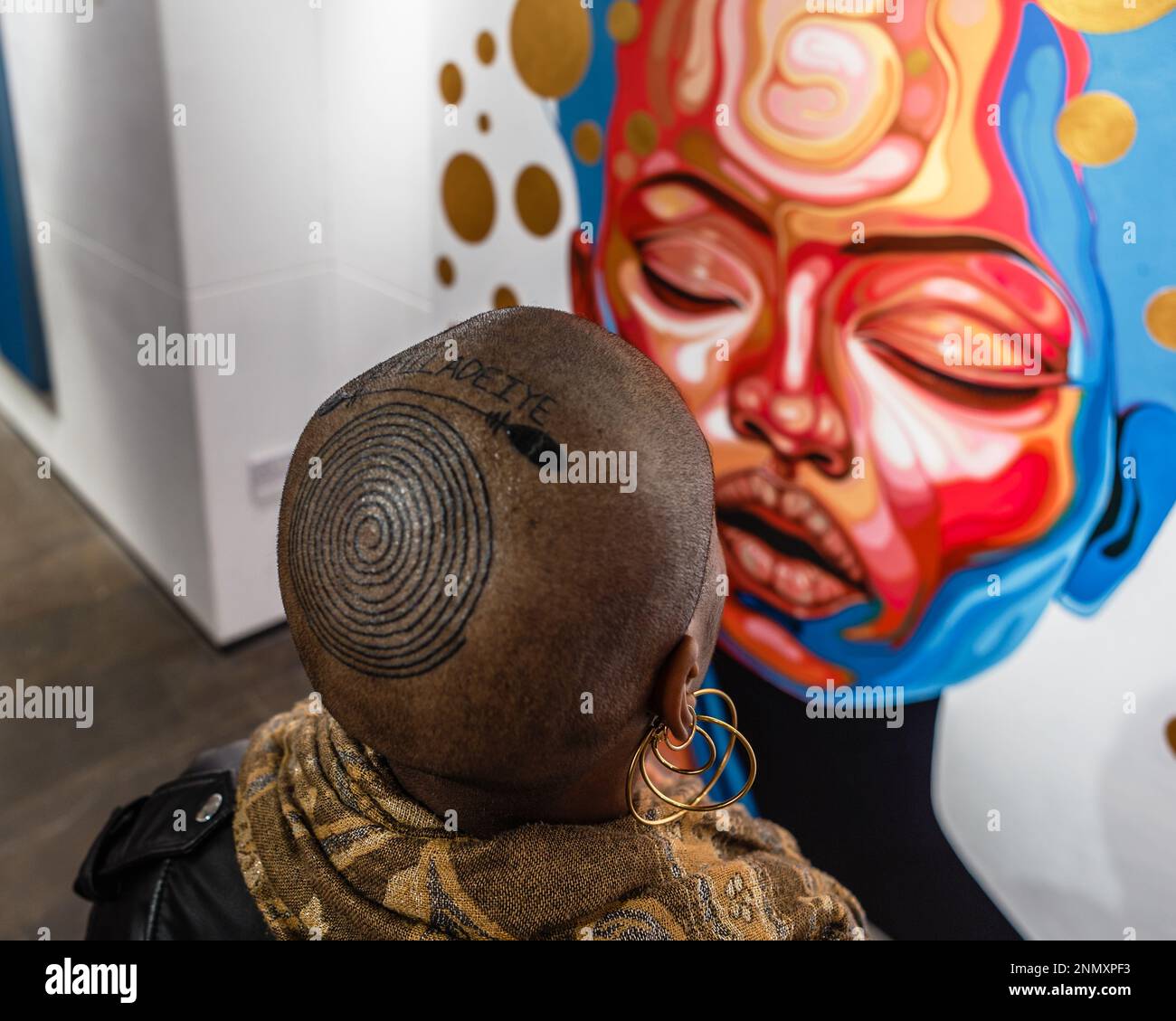 Temiladeiye à Promise O'nali's 'Falling into Dream', Une exposition solo à KOPPEL New Bond Street. Banque D'Images