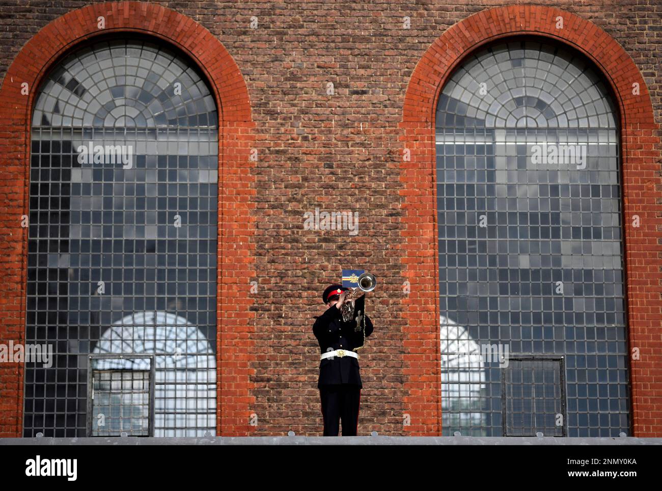 A bugler announces the start of the Founders Day review of Chelsea Pensioners, at the Royal Hospital Chelsea, in London, Thursday, Aug. 5, 2021. The Royal hospital was founded by King Charles II in 1681, to look after former soldiers, though the first in-patients entered in 1692. Oak leaves are worn in memory of Charles II who hid in an oak tree to avoid capture following the Civil War battle of Worcester in 1651. (AP Photo/Alastair Grant) Banque D'Images