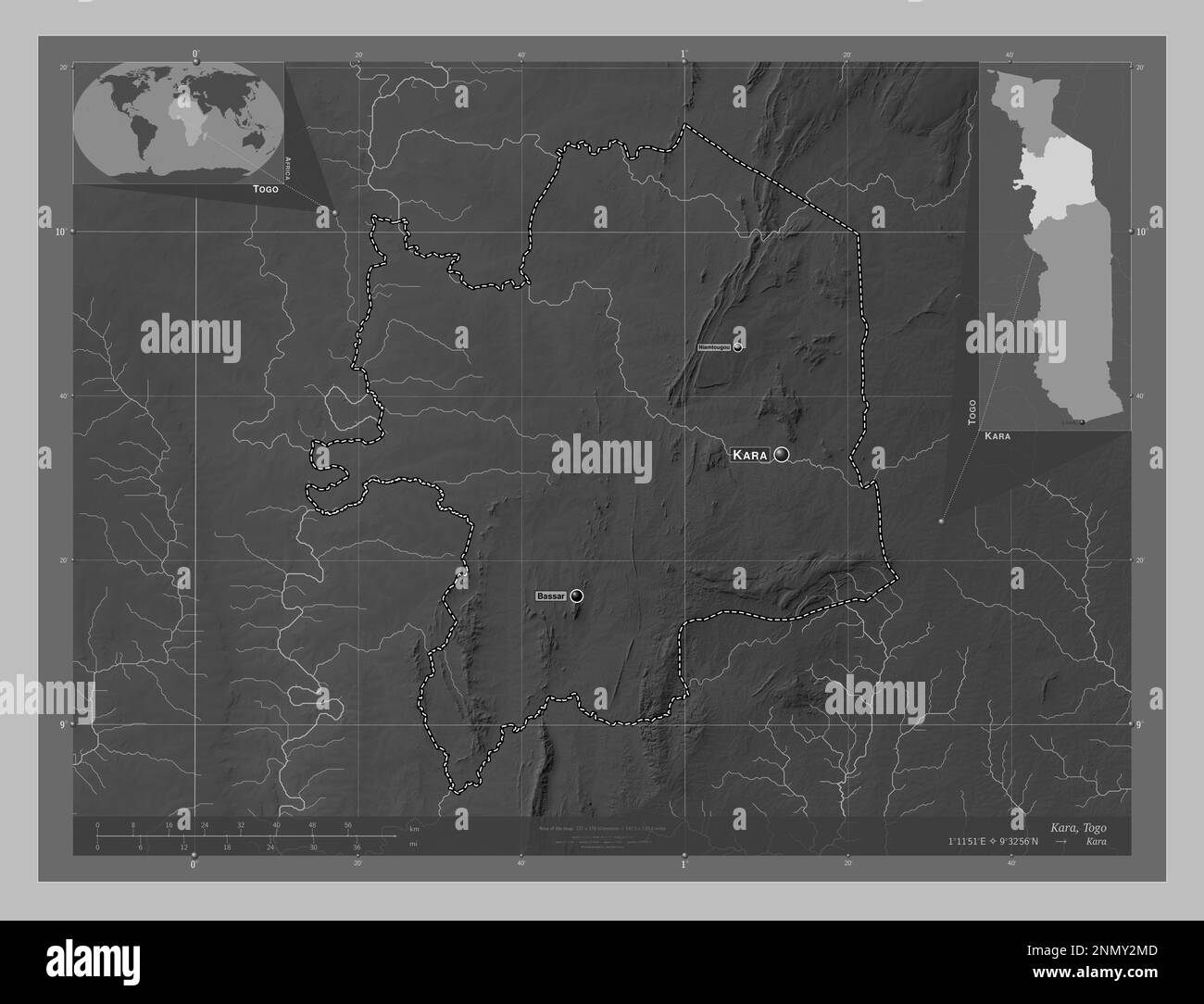 Kara, région du Togo. Carte d'altitude en niveaux de gris avec lacs et rivières. Lieux et noms des principales villes de la région. Cartes d'emplacement auxiliaire d'angle Banque D'Images