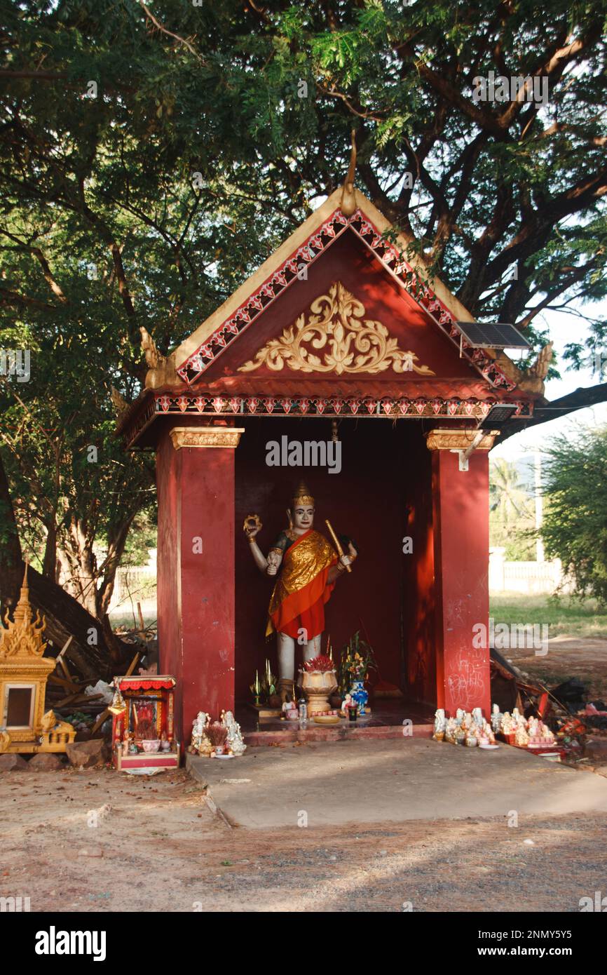 Plan vertical d'une maison d'esprit ou de tope taveda pour le neak ta en khmer, considéré comme un sanctuaire à l'esprit protecteur d'un lieu Banque D'Images