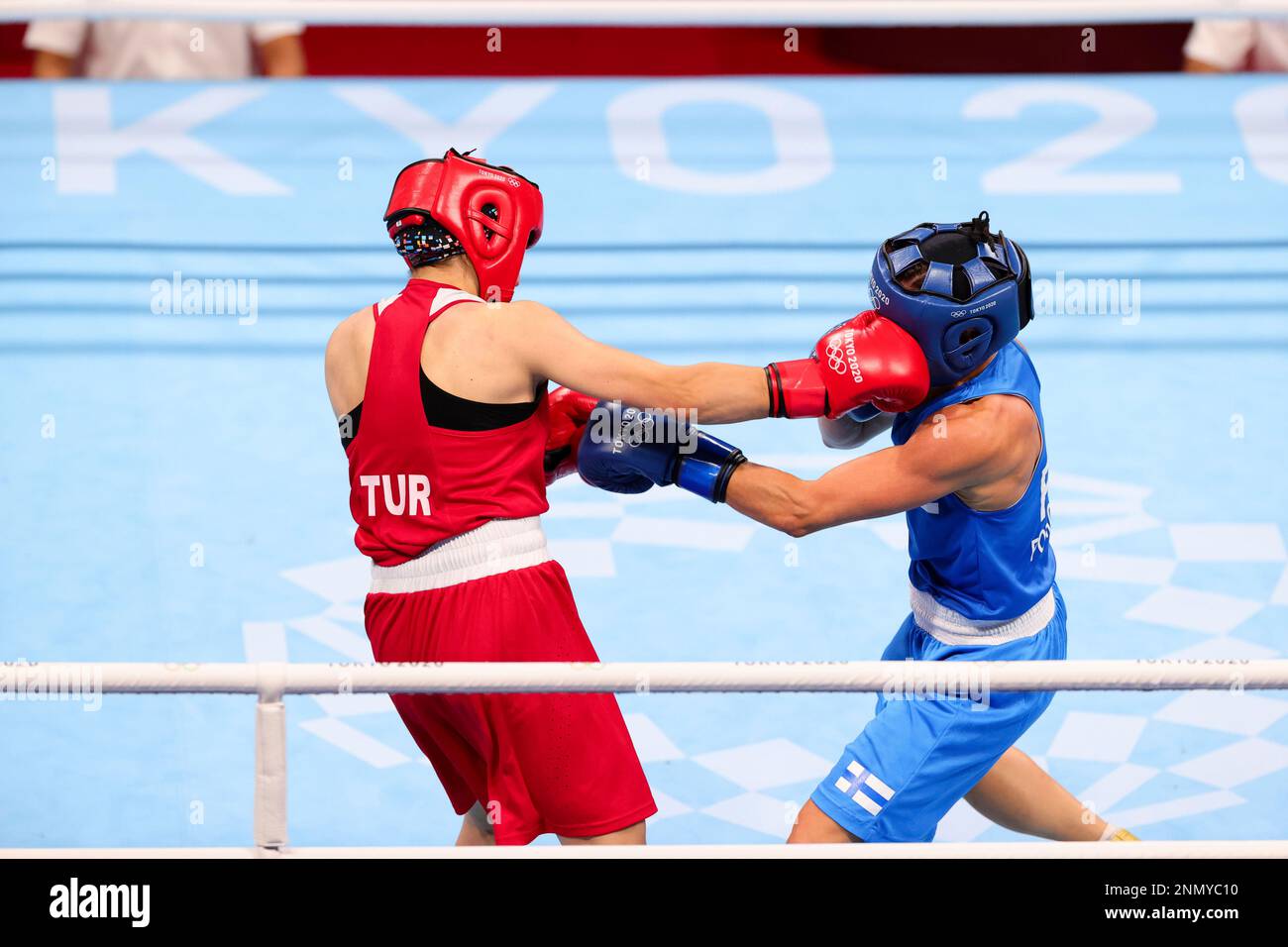 TOKYO, JAPAN - AUGUST 03: Esra Yıldız of Team Turkey and Mira Potkonen of Team Finland in action during the Women's Lightweight Boxing Quarterfinal match between Esra Yıldız of Team Turkey and Mira Potkonen of Team Finland on Day 11 of the Tokyo 2020 Olympic Games at Kokugikan Arena on August 03, 2021 in Tokyo, Japan. (Photo by Pete Dovgan/Speed Media) (Icon Sportswire via AP Images) Banque D'Images