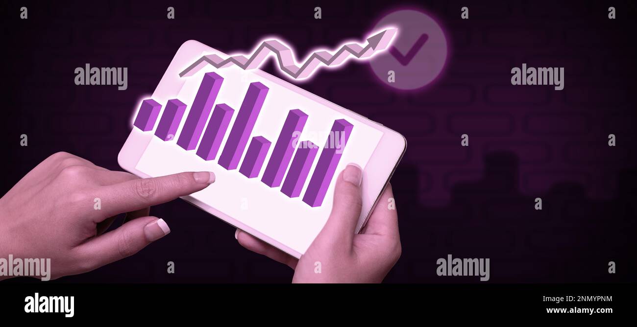 Deux mains tenant le téléphone portable et appuyez sur l'écran. Téléphone portable présentant de nouvelles technologies futuristes. Palmiers transportant un téléphone portable en retard Banque D'Images