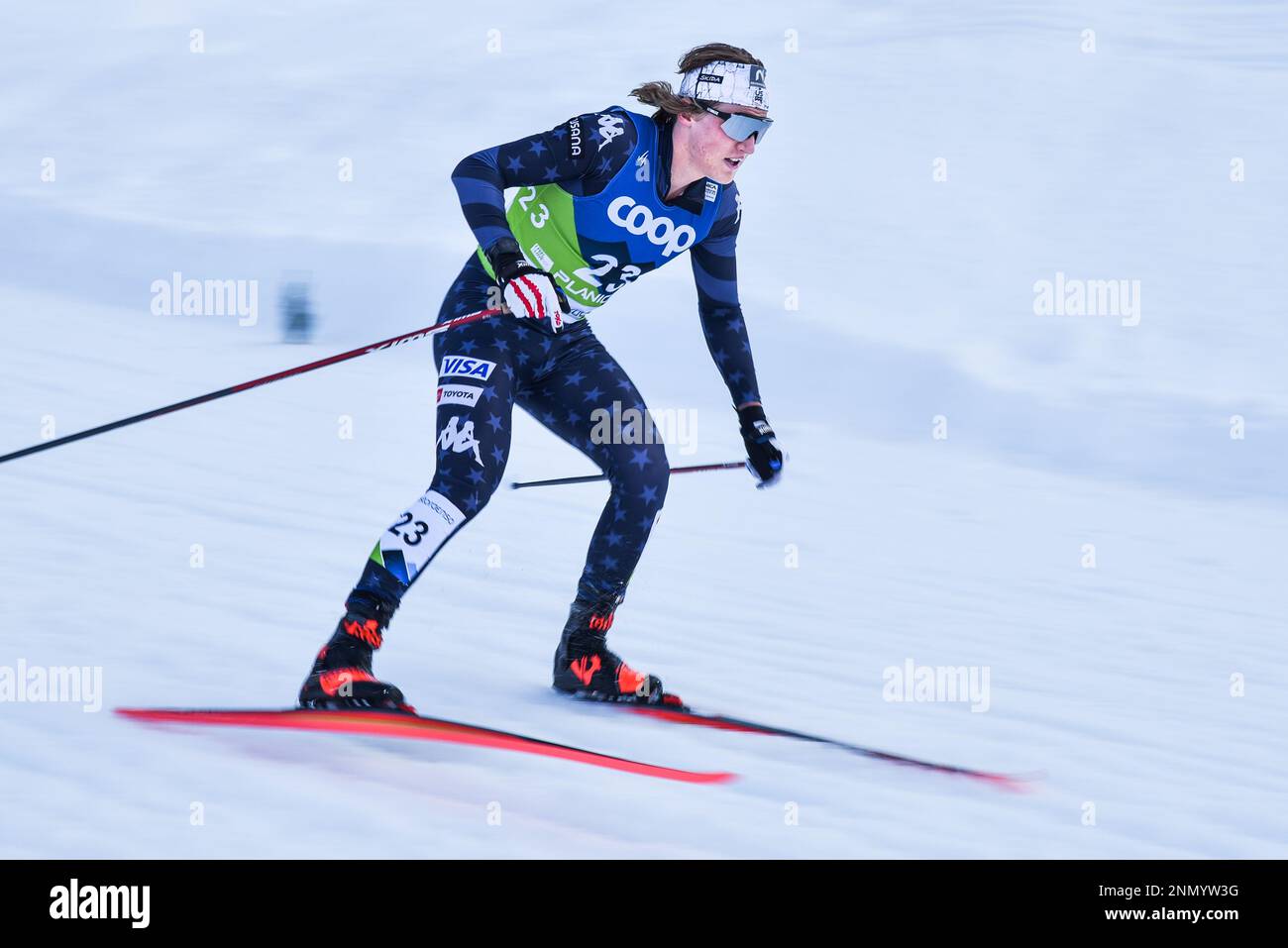 Le Gus Schumacher américain d’Anchorage, en Alaska, ski en descente rapide pendant le skiathlon masculin aux Championnats du monde de ski nordique 2023 de la FIS à Planica, en Slovénie, au 24 février 2023. L'événement combine les techniques classiques et les techniques de freestyle en une seule course. John Lazenby/Alamy Live News Banque D'Images