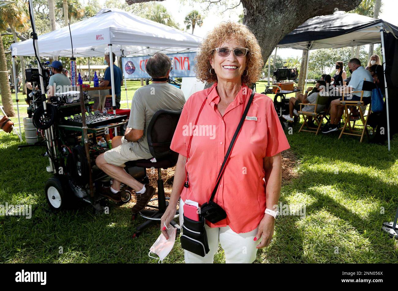 Renowned line producer and production manager Elayne Schneiderman Schmidt supervises production for the romance film A Taste of Love on Tuesday, July 20, 2021, at Edgewater Park in Dunedin. (Douglas R. Clifford/Tampa Bay Times via AP) Banque D'Images