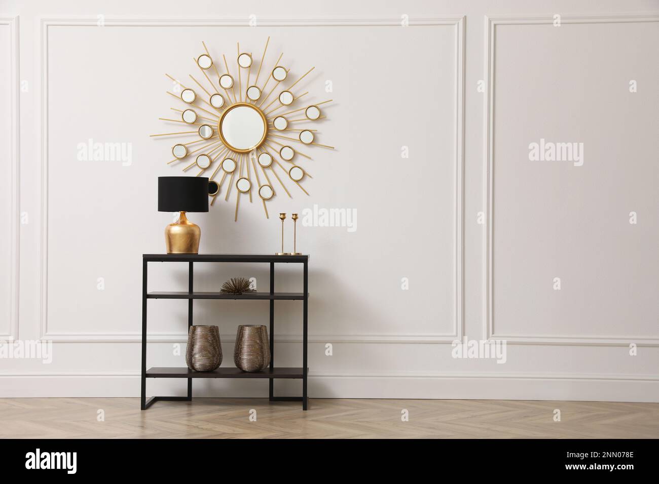 Table de console près du mur blanc avec miroir dans le couloir, espace pour le texte. Design intérieur Banque D'Images