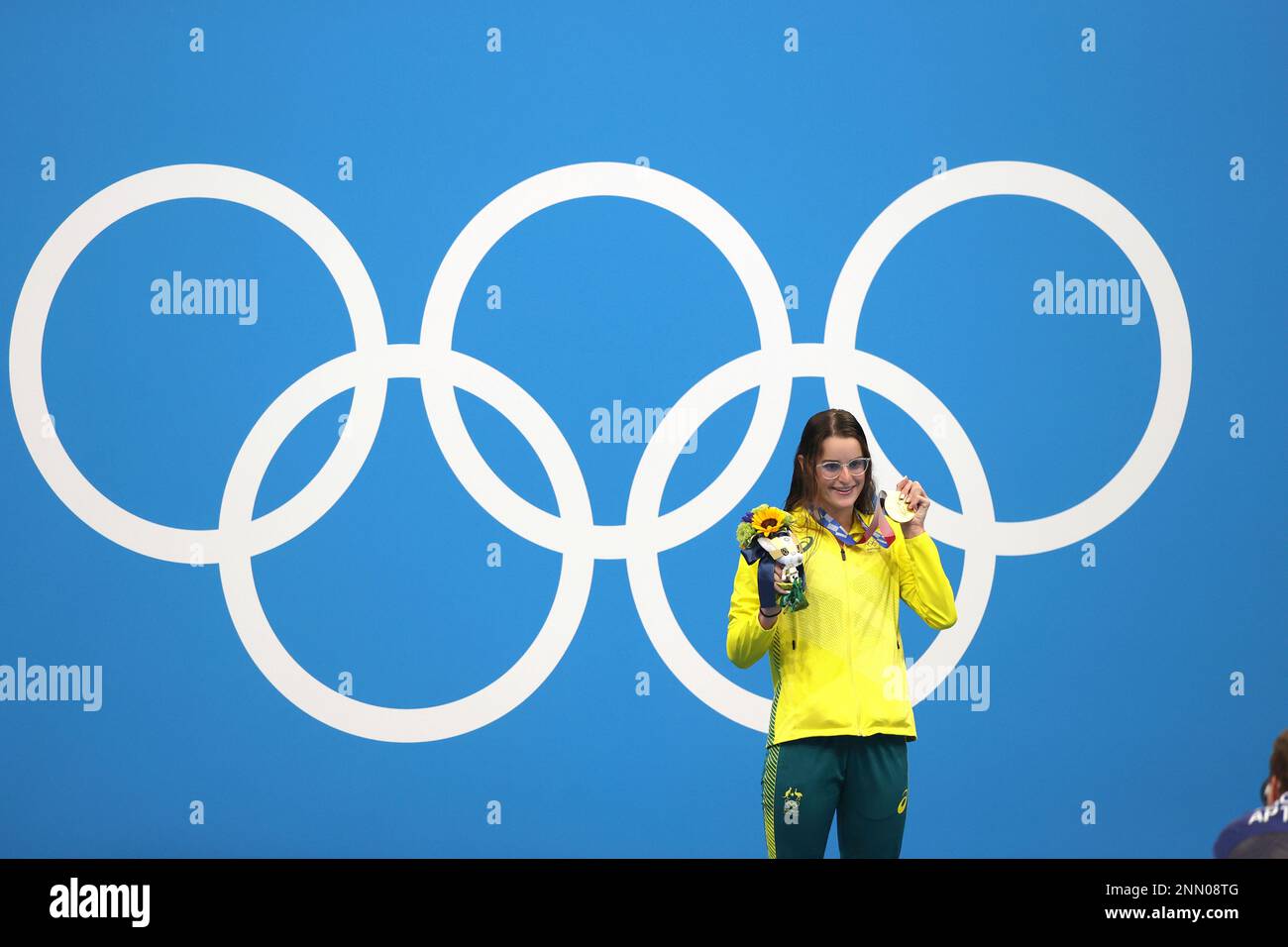 Australia's McKEOWN Kaylee with a gold medal poses during the awarding ceremony of the Womens' 200m Backstroke Final at Tokyo Aquatics Centre in Koto Ward in Tokyo on July 31, 2021. ( The Yomiuri Shimbun via AP Images ) Banque D'Images