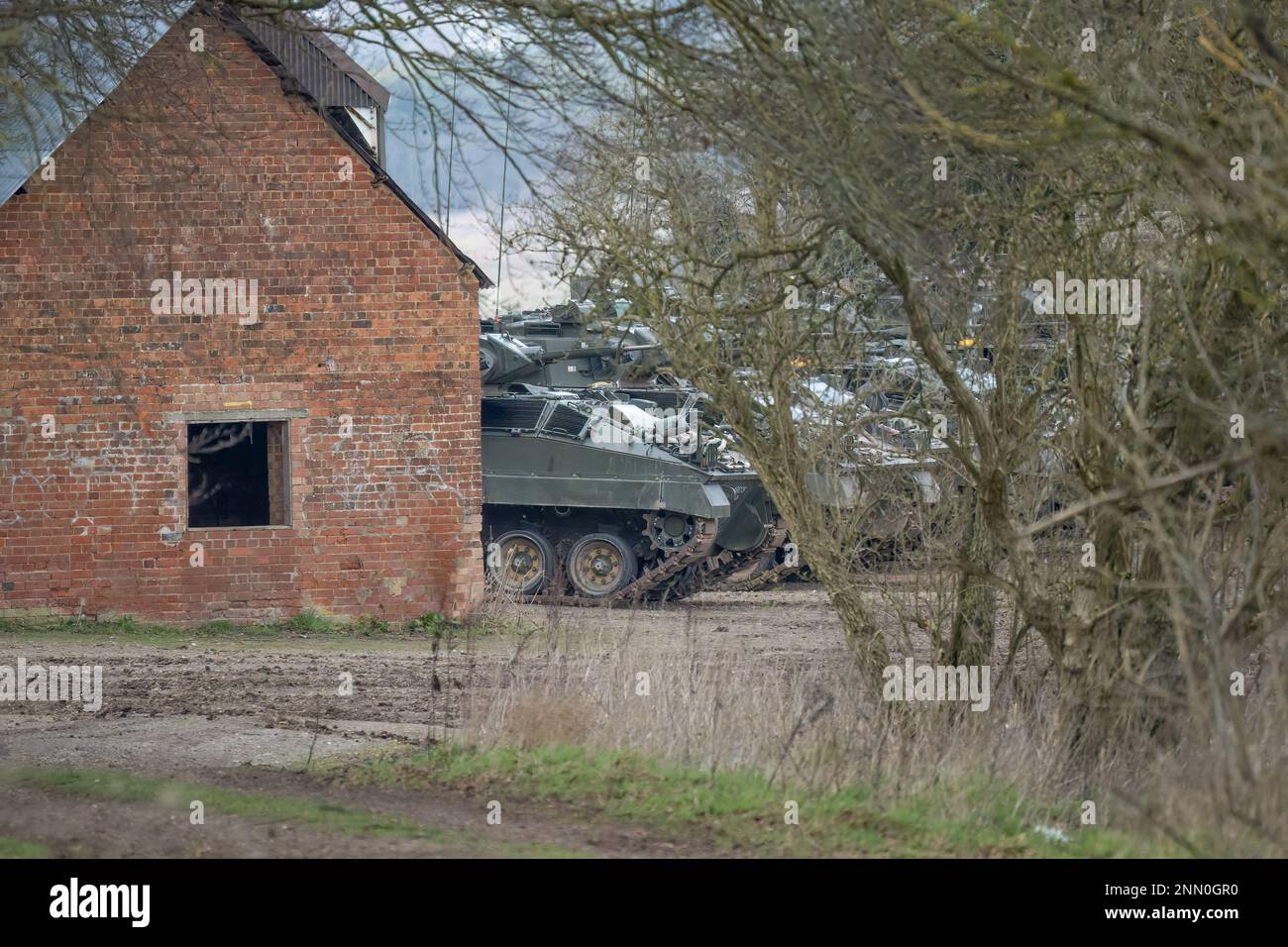 Une rangée de véhicules de combat FV510 Warrior de l'armée britannique garés prêts pour l'action militaire, Wiltshire Royaume-Uni Banque D'Images