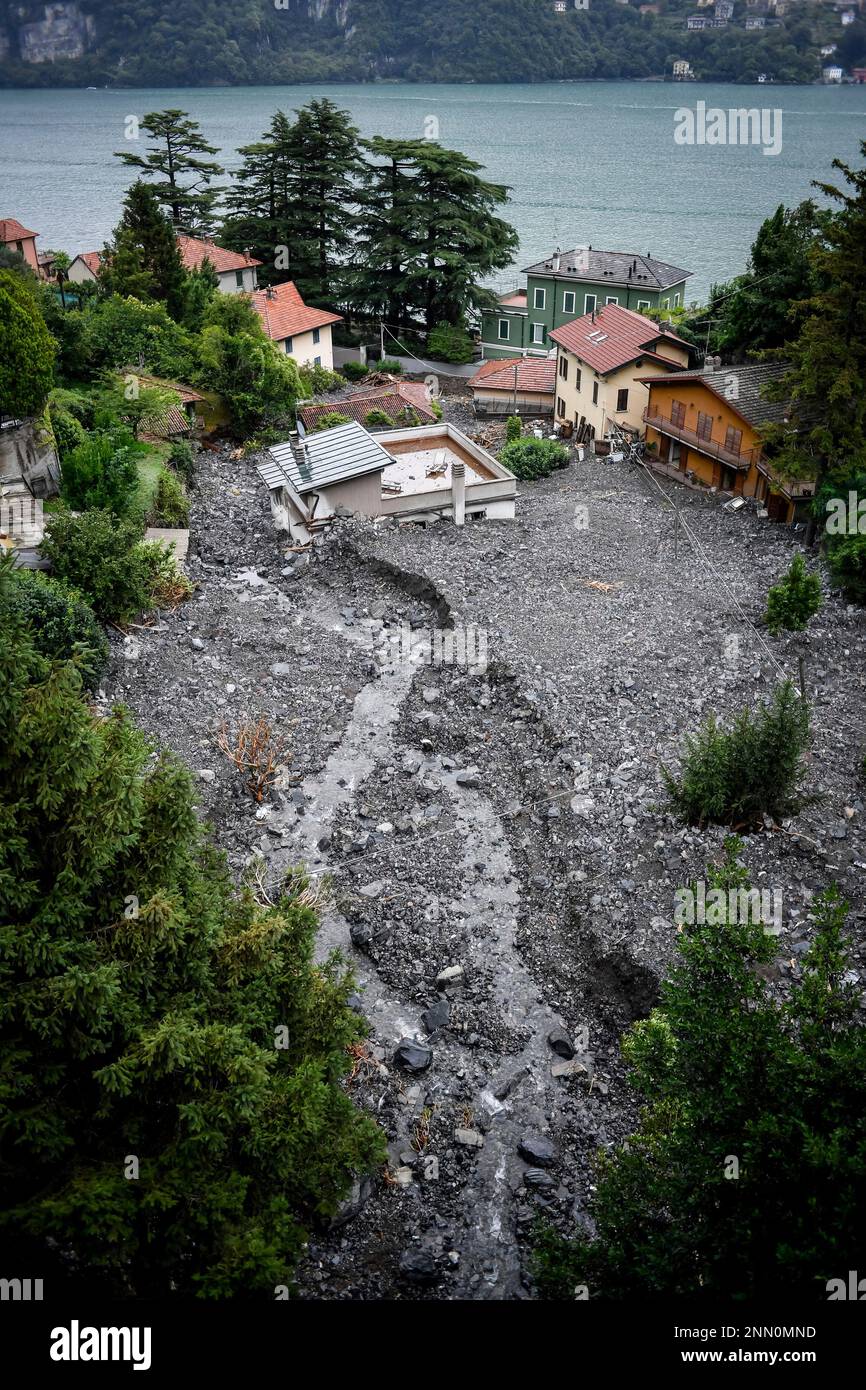 A view of a landslide in the municipality of Laglio, on Lake Como, Wednesday, July 28, 2021. Towns around Italy's Lake Como hit by mudslides and floods on Tuesday, in yet an extreme example of extreme weather phenomenon that an agricultural lobby said has intensified in recent years. Italian firefighters carried out more than 60 rescues after storms wreaked havoc around the picturesque lake ringed by mountains in northern Italy. No deaths or injuries were reported. (Claudio Furlan/LaPresse via AP) Banque D'Images