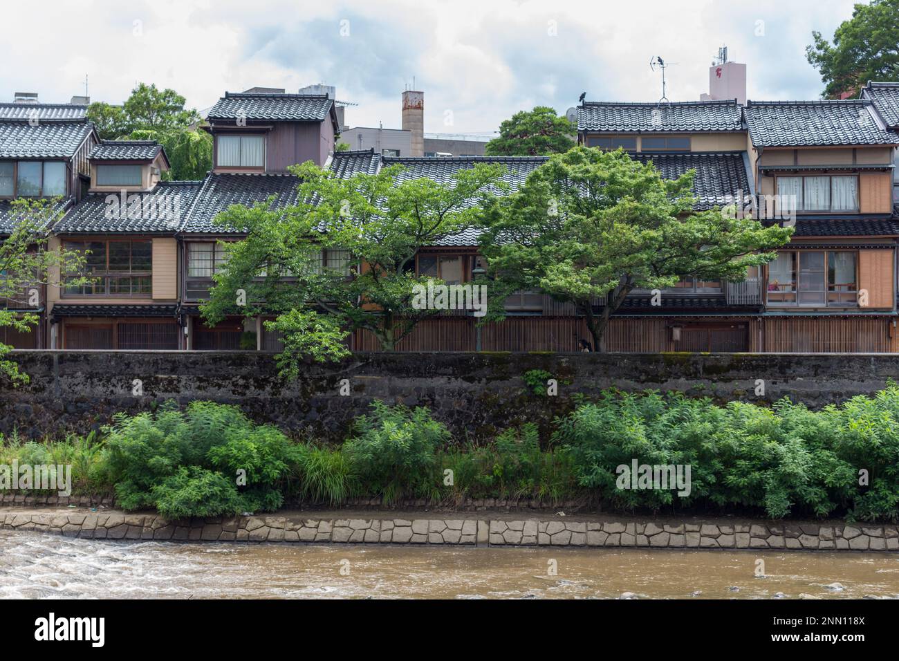 Maisons le long de la rivière Asanogawa à Kanazawa, Ishikawa, Japon. Banque D'Images