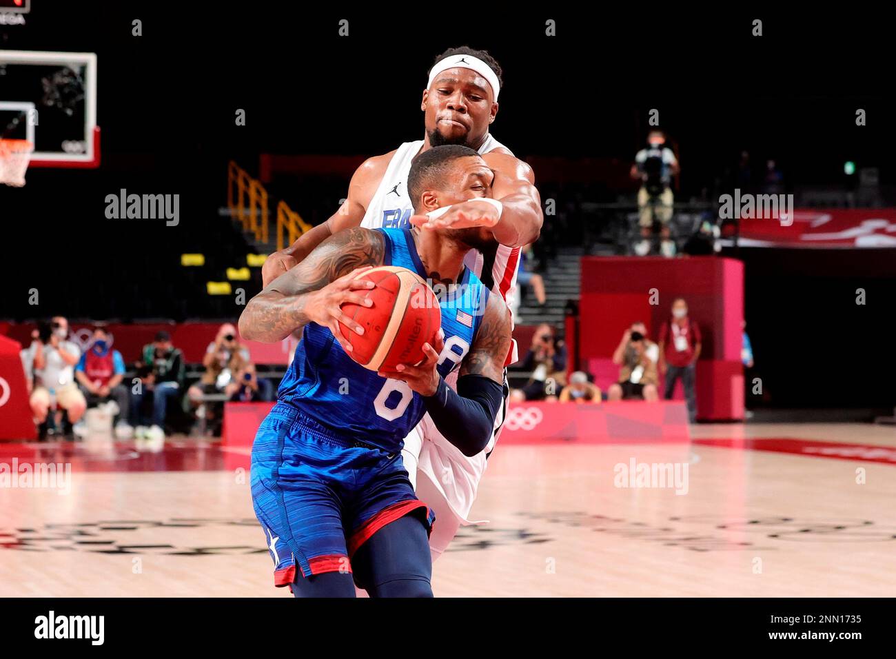 TOKYO, JAPAN - JULY 25: Damian Lillard of Team United States and Guerschon Yabusele of Team France collide during the Men's Basketball Preliminary Round Group A - Match 4 between France and USA on Day 2 of the Tokyo 2020 Olympic Games at Saitama Super Arena on July 25, 2021 in Tokyo, Japan. (Photo by Pete Dovgan/Speed Media/Icon Sportswire) (Icon Sportswire via AP Images) Banque D'Images