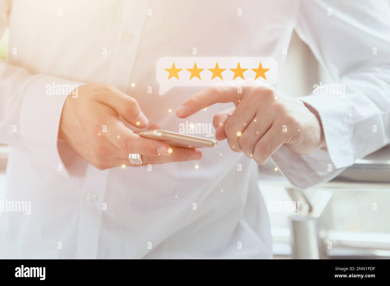 l'utilisateur donne un avis satisfait de cinq étoiles pour le service client ou le concept d'enquête de qualité de l'expérience de l'application Banque D'Images