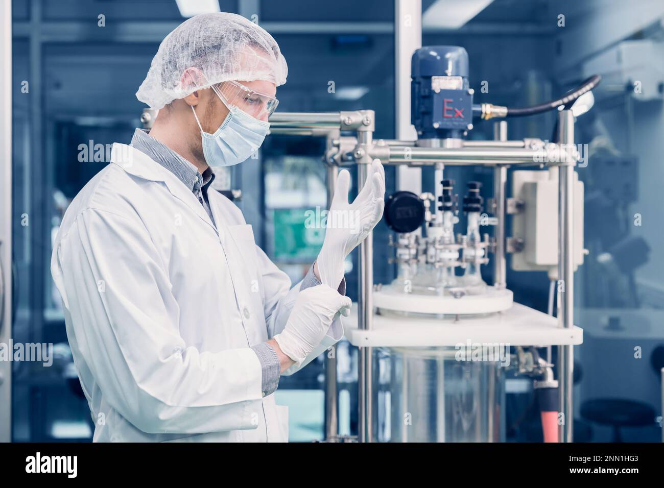 Scientifique homme travaillant l'extraction d'huile de cannabis CBD pour le laboratoire des sciences médicales. Extraction de l'huile de chanvre machine de distillation à couches minces dans les usines de laboratoire Pro Banque D'Images