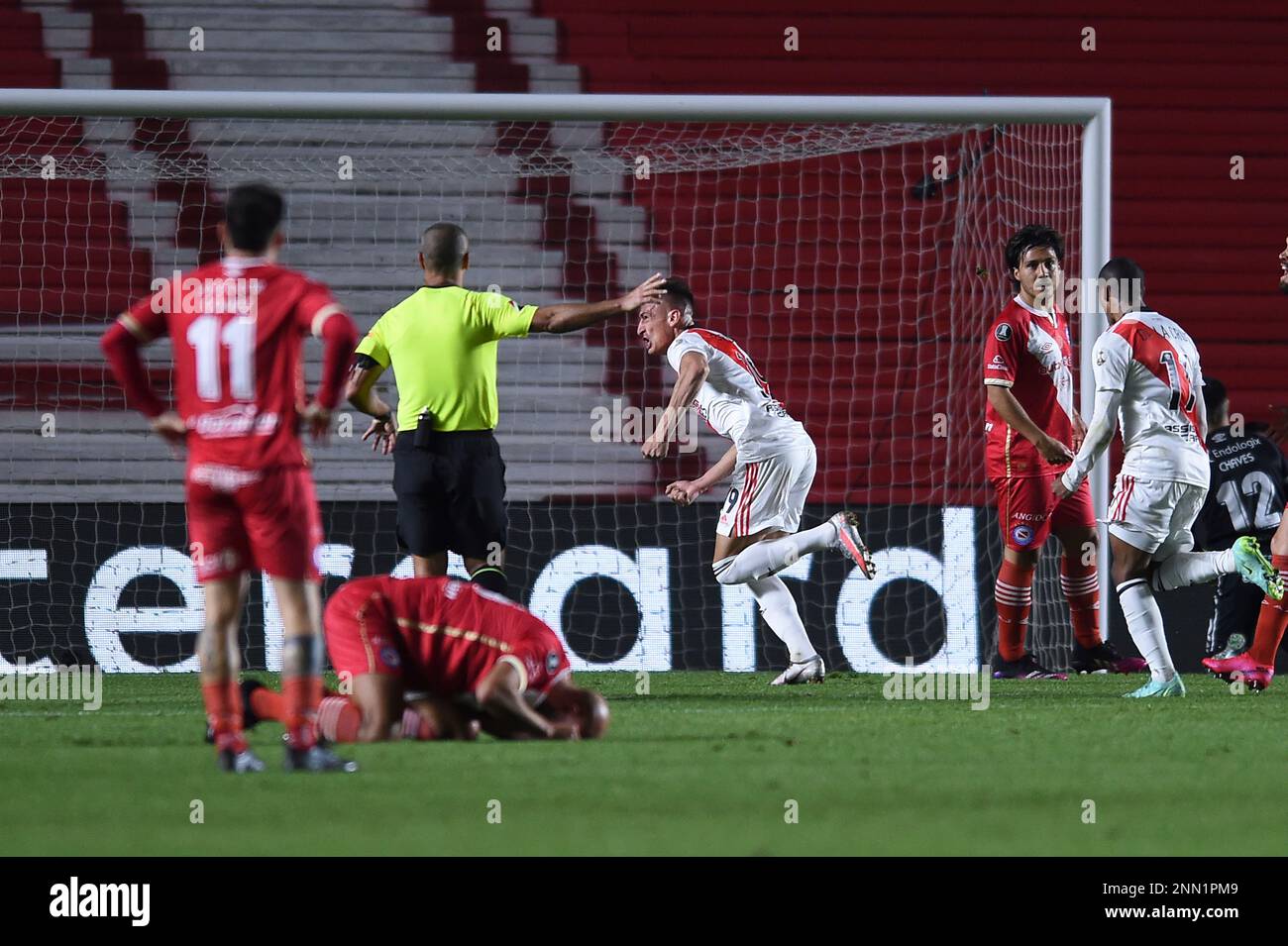 Braian Romero of Argentina's River Plate, center, celebrates scoring his side's opening goal against Argentinos Juniors during a Copa Libertadores round of 16 second leg soccer match in Buenos Aires, Argentina, Wednesday, July 21, 2021. (Marcelo Endelli/Pool via AP) Banque D'Images