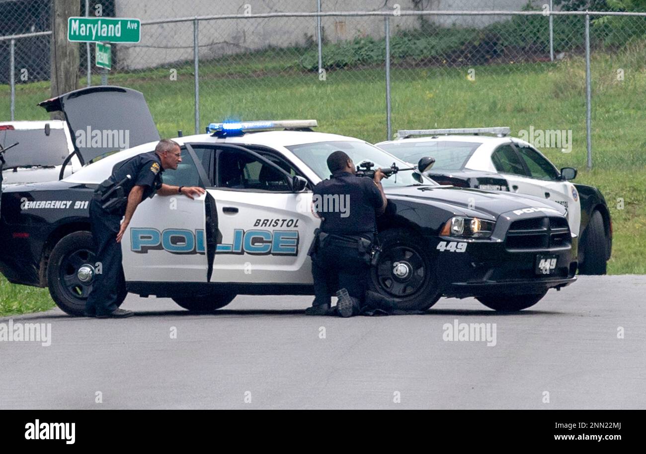 Members of the Bristol Tennessee Police Department take up positions near a residence Tuesday, July 20, 2021, in Bristol, Tenn. After a short standoff, officers arrested Greg Hensley and charged him with three counts of aggravated assault and one count of reckless endangerment after allegedly firing several shots at a mowing crew near his location. (David Crigger/Bristol Herald Courier via AP) Banque D'Images