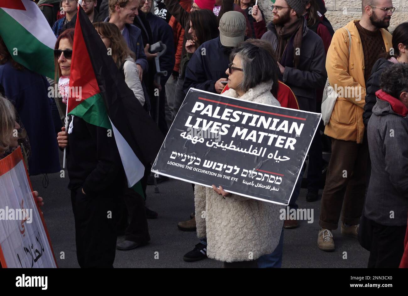 JÉRUSALEM, ISRAËL - FÉVRIER 24 : un militant israélien tient un signe qui se lit comme "la vie palestinienne est importante" lors d'une manifestation organisée par des militants palestiniens et israéliens pour la paix contre l'occupation et les implantations israéliennes dans le quartier de Sheikh Jarrah à 24 février 2023, à Jérusalem, en Israël. Le quartier palestinien de Sheikh Jarrah est actuellement au centre d'un certain nombre de conflits de propriété entre Palestiniens et Israéliens juifs de droite. Certaines maisons ont été occupées par des colons israéliens à la suite d'une décision du tribunal. Crédit : Eddie Gerald/Alay Live News Banque D'Images