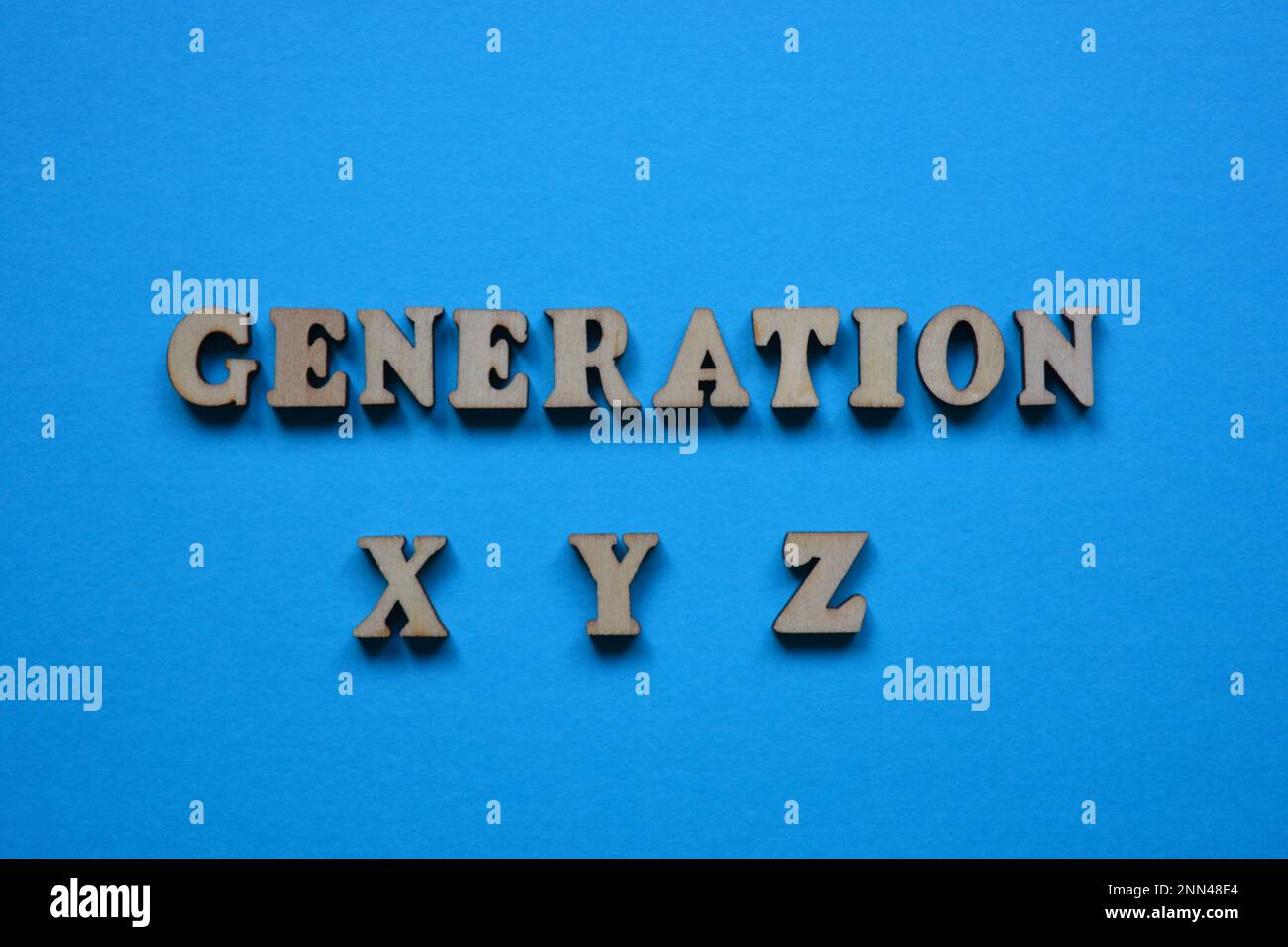 Génération X y Z, mot en lettres de l'alphabet en bois isolées sur fond bleu Banque D'Images