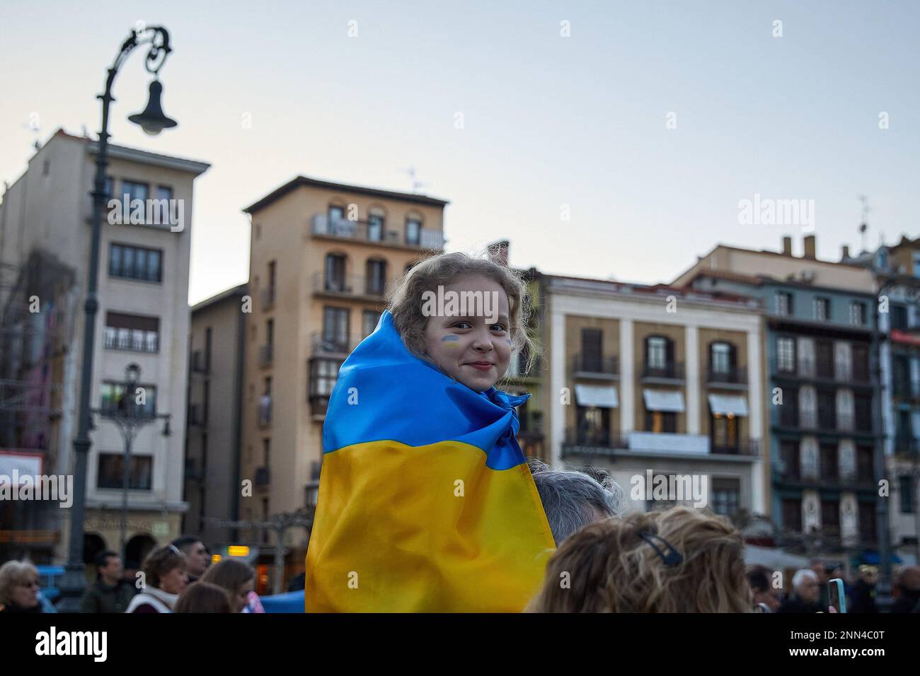 Pampelune, Espagne. 24th févr. 2023. Un père tient sa fille avec le drapeau ukrainien. La population ukrainienne s'est réunie sur la place du château de Pampelune à l'occasion du premier anniversaire de l'invasion à grande échelle de l'Ukraine par la Russie. Crédit : SOPA Images Limited/Alamy Live News Banque D'Images