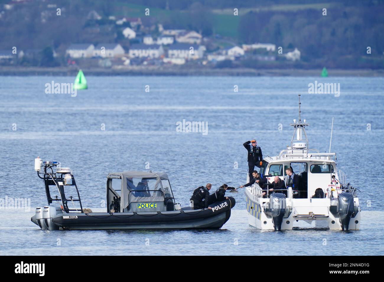 Des bateaux de police participant à l'opération de sauvetage dans le Firth de Clyde près de Greenock vendredi après qu'un remorqueur a coulé sur le Custom House Quay dans la ville d'Inverclyde. Deux personnes étaient comprises avoir été sur le bateau quand il a chaviré. Date de la photo: Samedi 25 février 2023. Banque D'Images