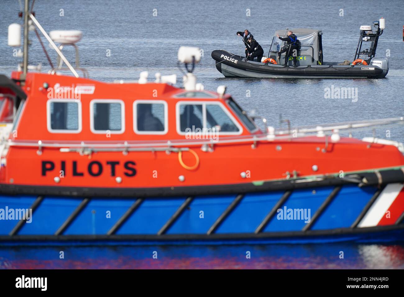 Un bateau de police prenant part à l'opération de sauvetage dans le Firth de Clyde près de Greenock vendredi après qu'un remorqueur a coulé au Custom House Quay dans la ville d'Inverclyde. Deux personnes étaient comprises avoir été sur le bateau quand il a chaviré. Date de la photo: Samedi 25 février 2023. Banque D'Images