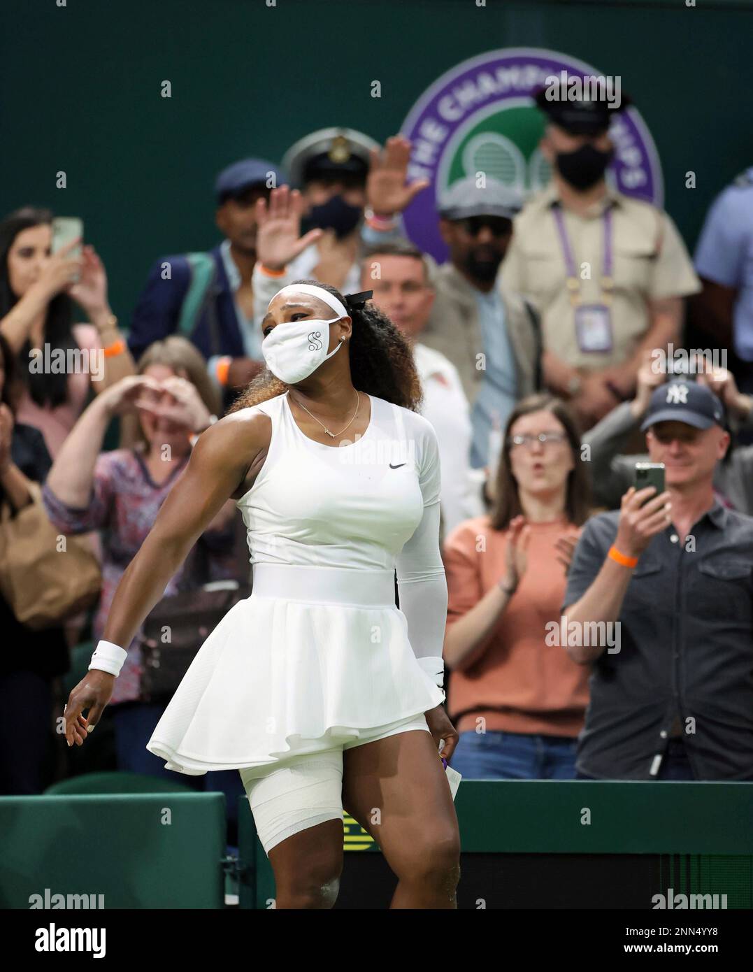 Serena Williams of United States drops out of the match during the Ladies' singles first round against Aliaksandra Sasnovich of Belarus in the Championships, Wimbledon at the All England Lawn Tennis and Croquet Club in London, United Kingdom on June 29, 2021. ( The Yomiuri Shimbun via AP Images ) Banque D'Images