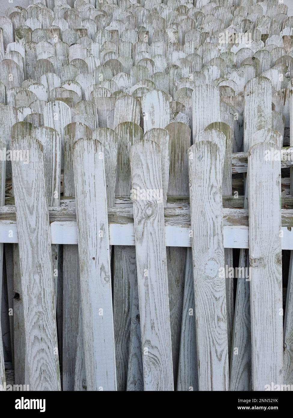 Clôtures de jardin. Vieilles clôtures en bois peintes en blanc empilées les unes sur les autres. Banque D'Images