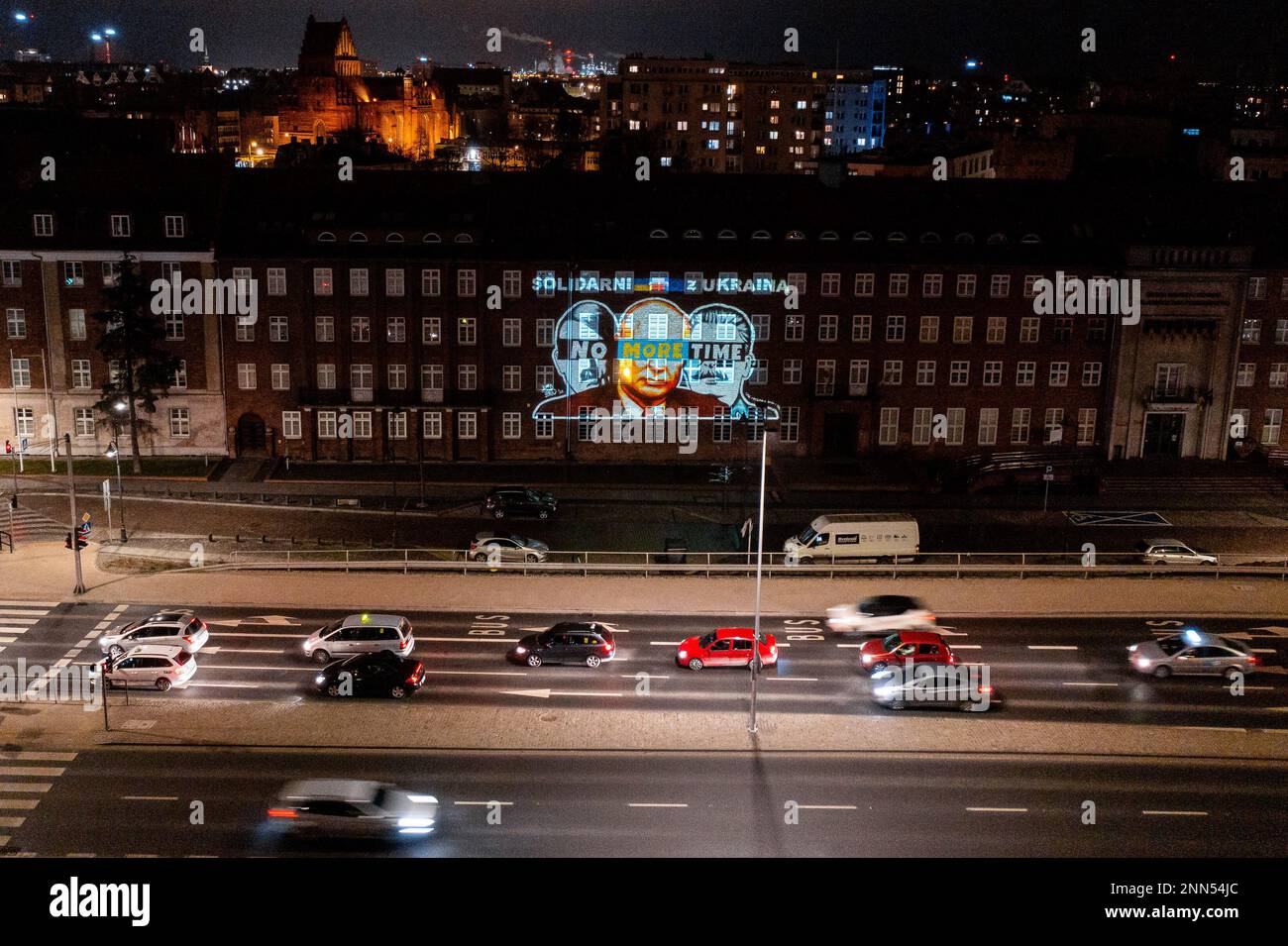 Gdansk, Pologne. 24th févr. 2023. (NOTE DE L'ÉDITEUR: Image prise avec un drone)vue aérienne du graphique de Poutine, Hitler et Staline avec un slogan « pas plus de temps » sur le mur du Bureau du maréchal de Voivodeship de Poméranie à Gdansk. Les gens se sont rassemblés sur la place de solidarité pour participer à un rassemblement "européen" en faveur de l'Ukraine et pour exprimer l'espoir de paix et de fin de la guerre. (Photo de Mateusz Slodkowski/SOPA Images/Sipa USA) crédit: SIPA USA/Alay Live News Banque D'Images