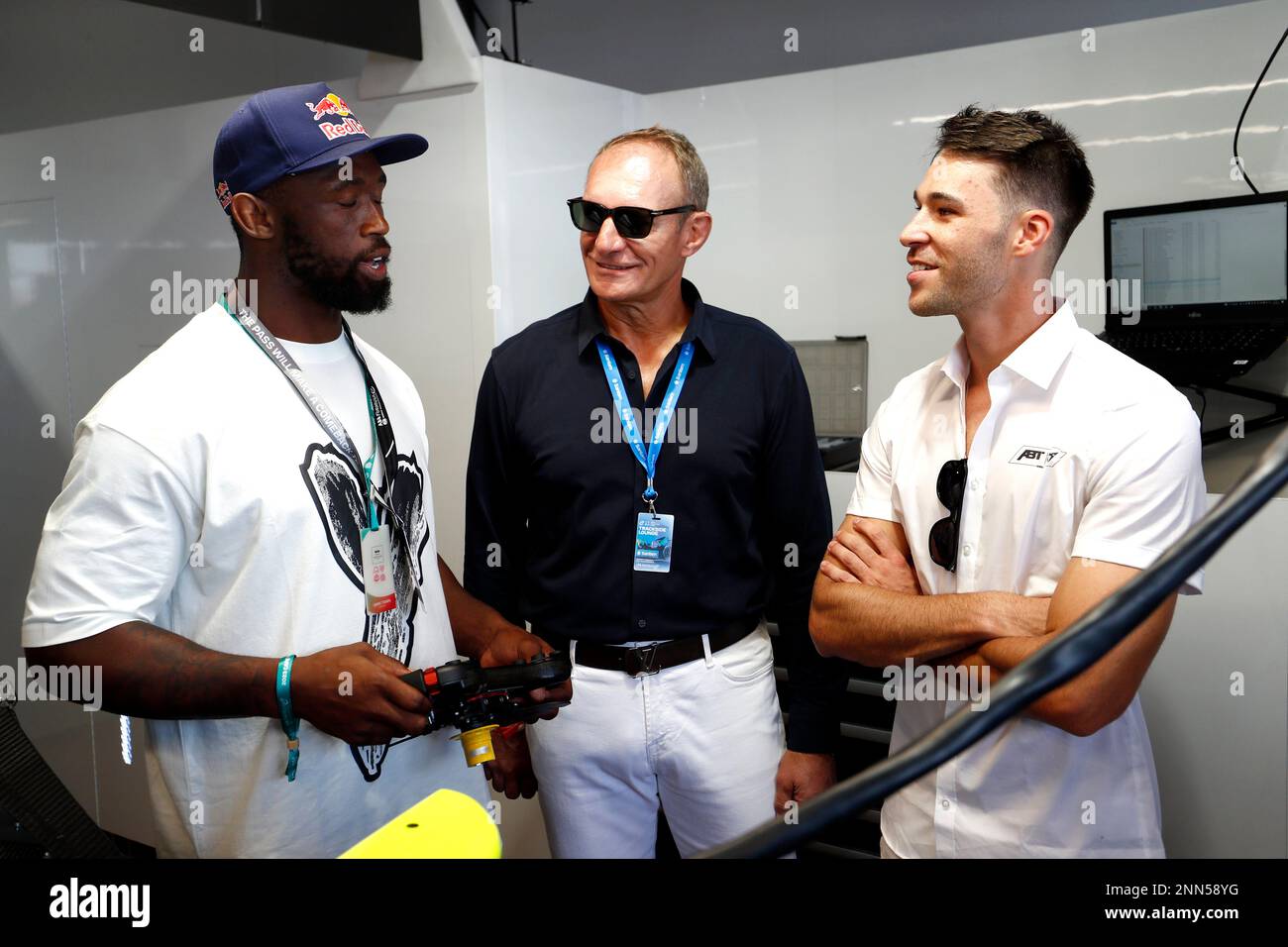 Le Cap, Afrique du Sud. 25th févr. 2023. 2/25/2023 - François Pienaar ancien capitaine de rugby sud-africain avec le capitaine actuel de sa Siya Kolisi avec Kelvin van der Linde, ABT CUPRA Formule E Team pendant la Formule E Round 5 - le Cap E-Prix à Cape Town, Afrique du Sud. (Photo de Carl Bingham/Motorsport Images/Sipa USA) crédit: SIPA USA/Alay Live News Banque D'Images