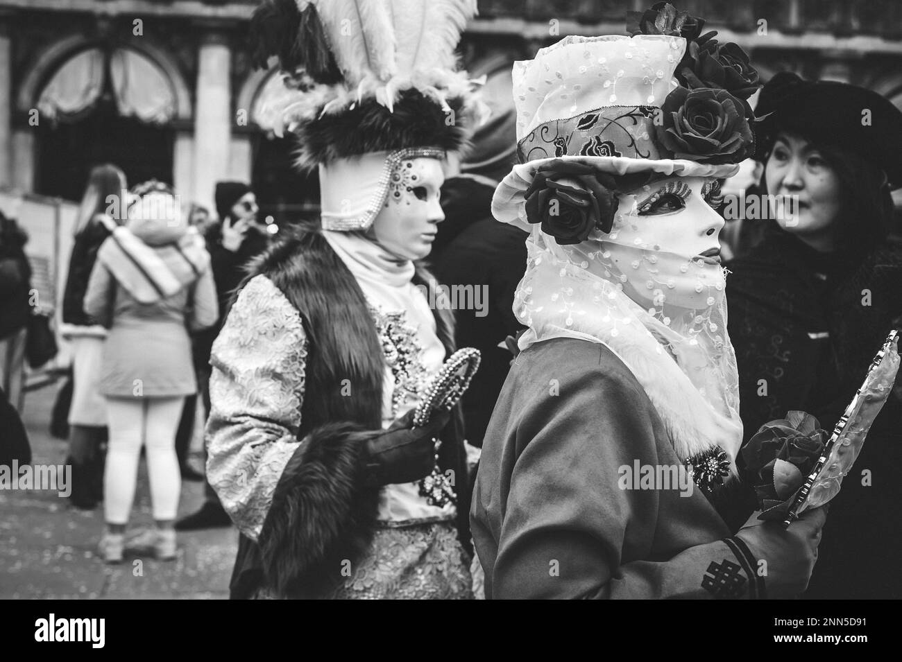 Portrait noir et blanc de quelques femmes masquées de carnaval à Venise Banque D'Images