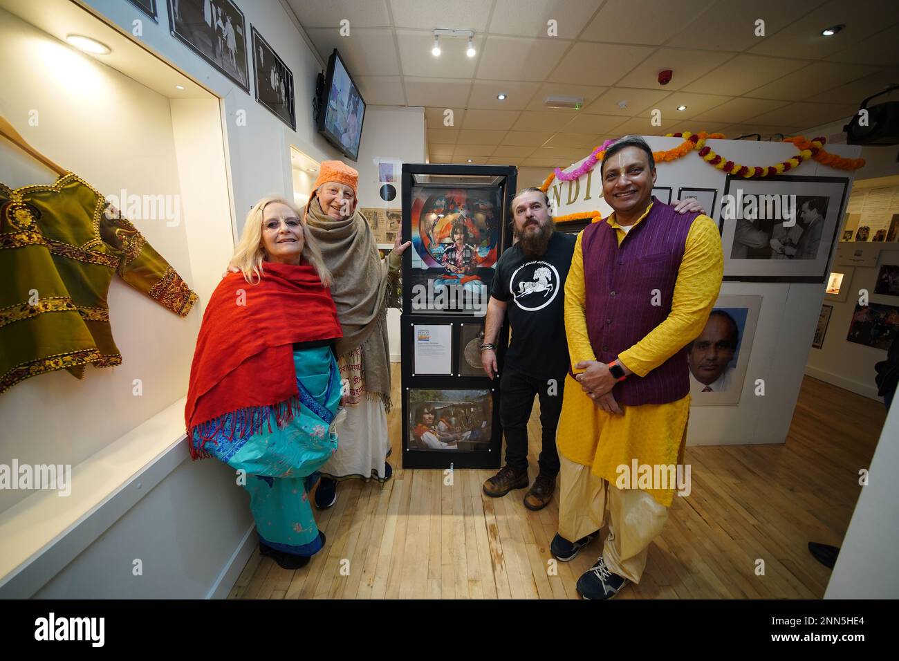 Le propriétaire du musée Roag Best est accompagné par les adeptes de Hare Krishna avec un pendentif appartenant à George Harrison exposé samedi au musée des Beatles de Liverpool, à l'occasion de ce qui aurait été l'anniversaire de 80th du guitariste et compositeur. Harrison, qui mourut en 2001 à l'âge de 58 ans, fit don du Bhaktivedanta Manor à Watford à la Société internationale pour la conscience Krishna (ISKCON), connue sous le nom de Hare Krishnas, en 1970s. Date de la photo: Samedi 25 février 2023. Banque D'Images