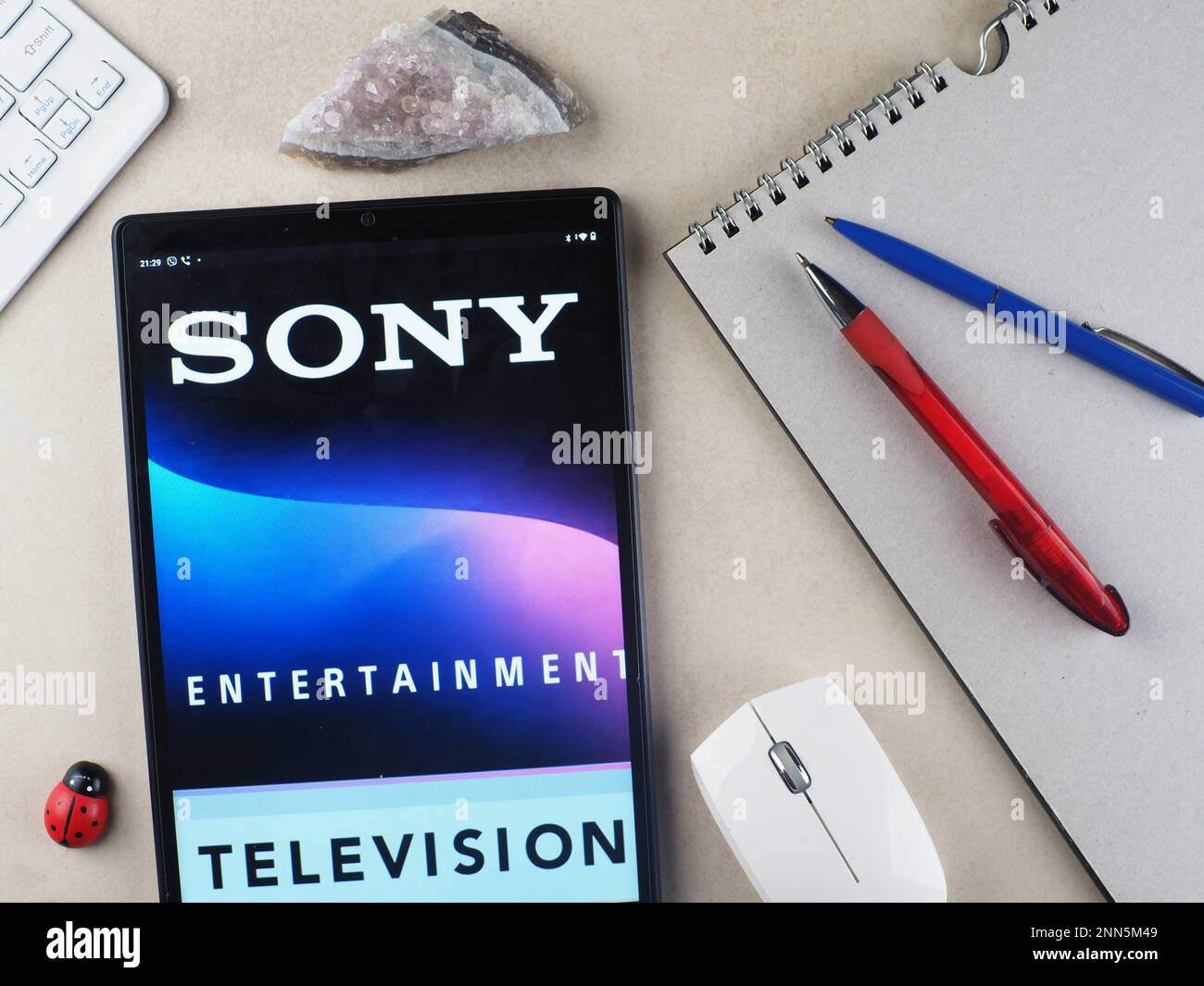 Allemagne. 24th févr. 2023. Sur cette illustration, un logo Sony Entertainment Television apparaît sur une tablette. Crédit : SOPA Images Limited/Alamy Live News Banque D'Images