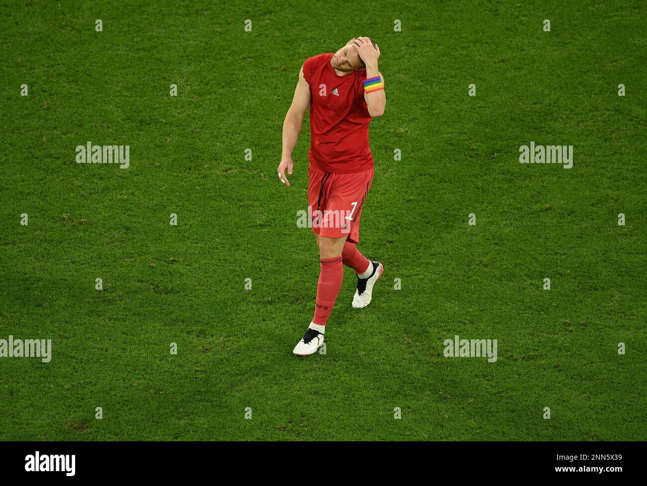 Germany's goalkeeper Manuel Neuer leaves the pitch after the Euro 2020 soccer championship group F match between Germany and Hungary at the football arena stadium in Munich, Germany, Wednesday, June 23, 2021. The match ended in a 2-2 draw and Germany progressed to the round of 16. (Matthias Hangst/Pool Photo via AP) Banque D'Images