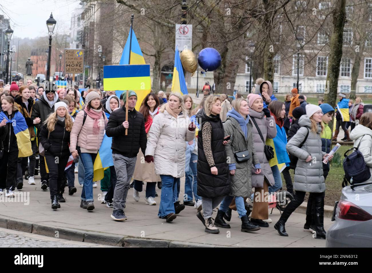 Bristol, Royaume-Uni. 25th févr. 2023. Les partisans de l'Ukraine se réunissent à Bristol pour sensibiliser le peuple ukrainien au sort de l'invasion russe. Crédit : JMF News/Alay Live News Banque D'Images