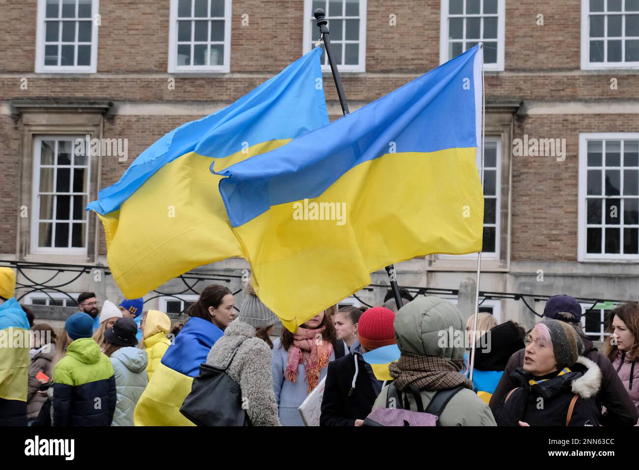 Bristol, Royaume-Uni. 25th févr. 2023. Les partisans de l'Ukraine se réunissent à Bristol pour sensibiliser le peuple ukrainien au sort de l'invasion russe. 2 drapeaux ukrainiens Banque D'Images