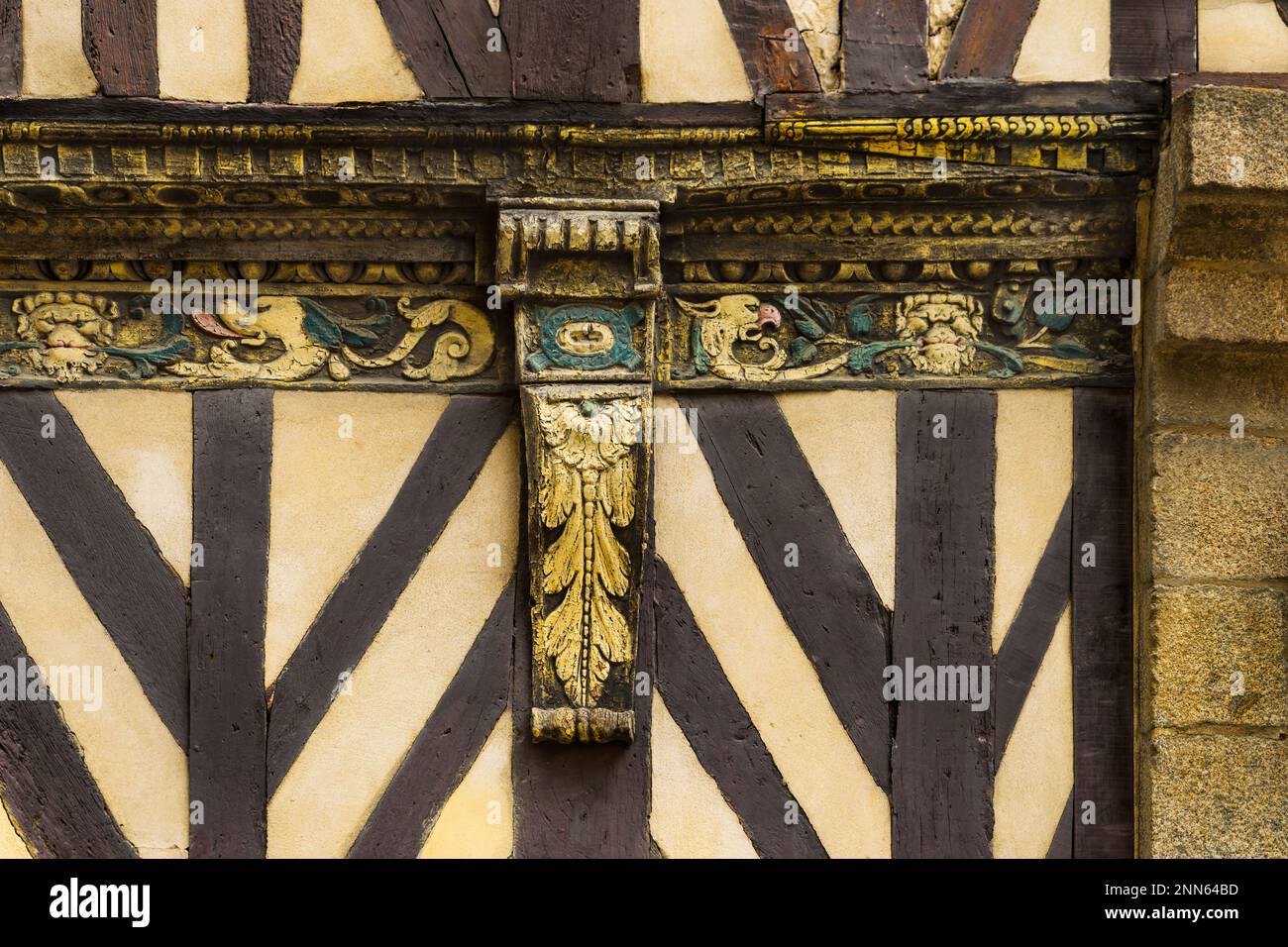 Détail ornemental d'une maison médiévale typique à colombages dans la ville française de Rennes. Banque D'Images