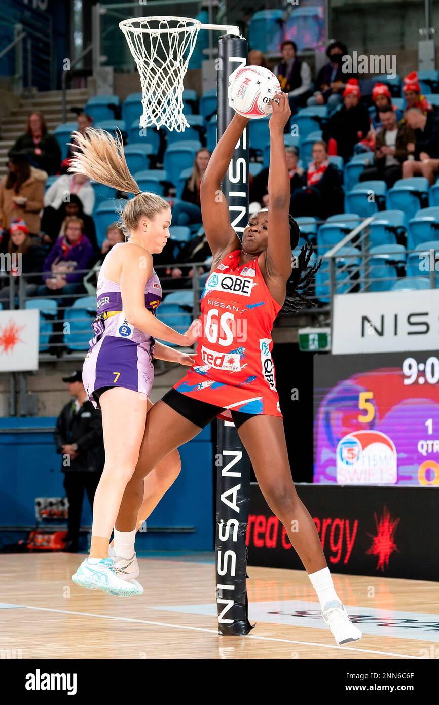 SYDNEY, AUSTRALIA - JUNE 19: Sam Wallace of NSW Swifts attacks during the Suncorp Super Netball round eight match between the NSW Swifts and Queensland Firebirds on June 19, 2021 at Ken Rosewall Arena in Sydney, Australia. (Photo by Amy Halpin/Speed Media/Icon Sportswire) (Icon Sportswire via AP Images) Banque D'Images