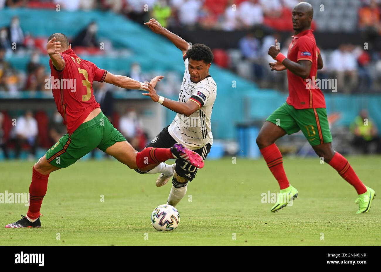 Portugal's Pepe, left, tries to tackle Germany's Serge Gnabry during the Euro 2020 soccer championship group F match between Portugal and Germany at the football arena stadium in Munich, Saturday, June 19, 2021. (Christof Stache/Pool via AP) Banque D'Images