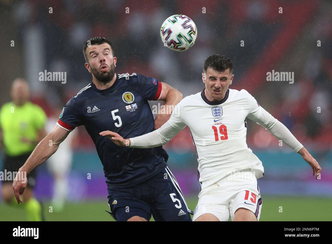 Scotland's Grant Hanley, left, and England's Mason Mount vie for the ball during the Euro 2020 soccer championship group D match between England and Scotland at Wembley stadium in London, Friday, June 18, 2021. (Carl Recine /Pool Photo via AP) Banque D'Images